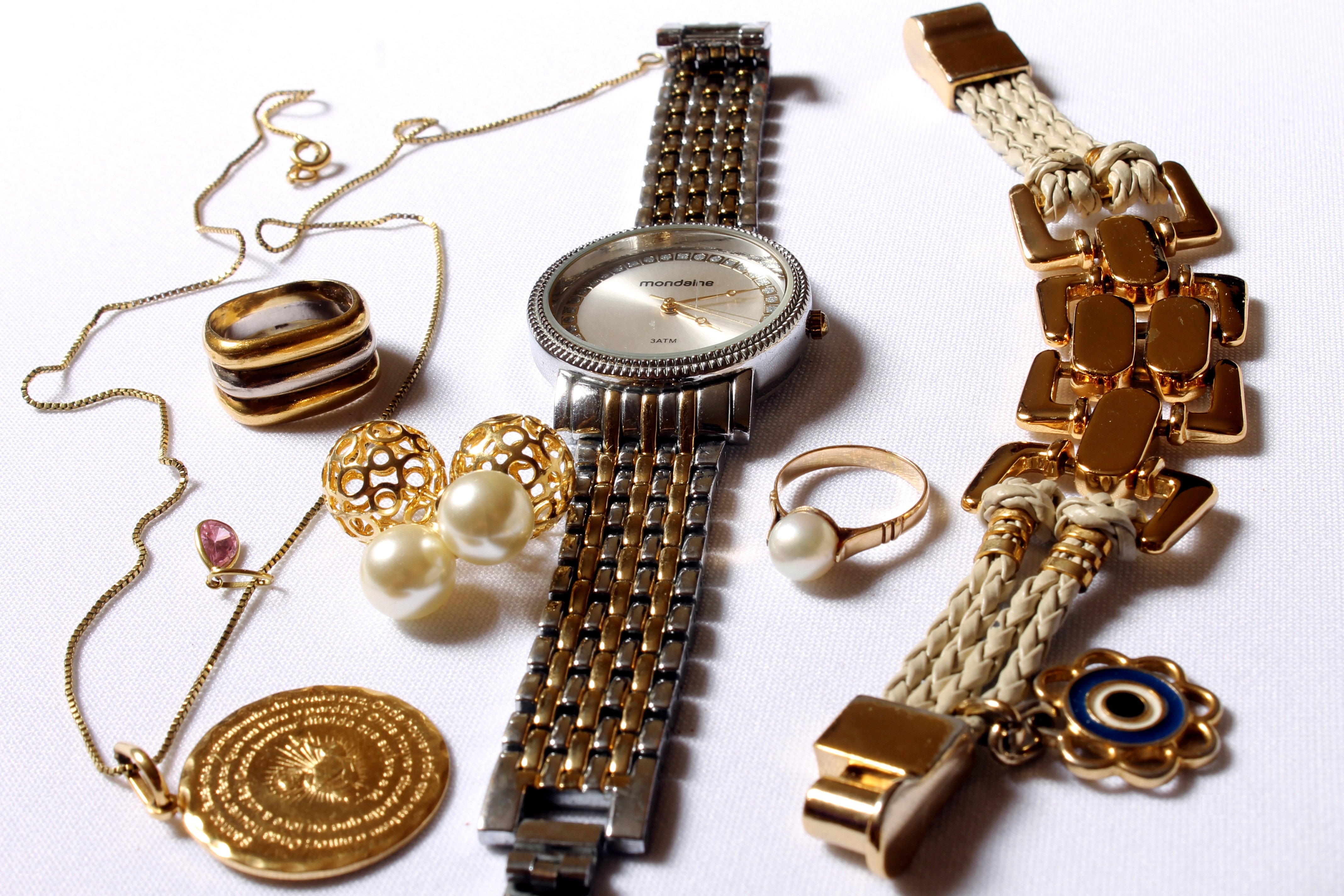 Zastaki.com - Наручные часы и золотые украшения на белом фоне
