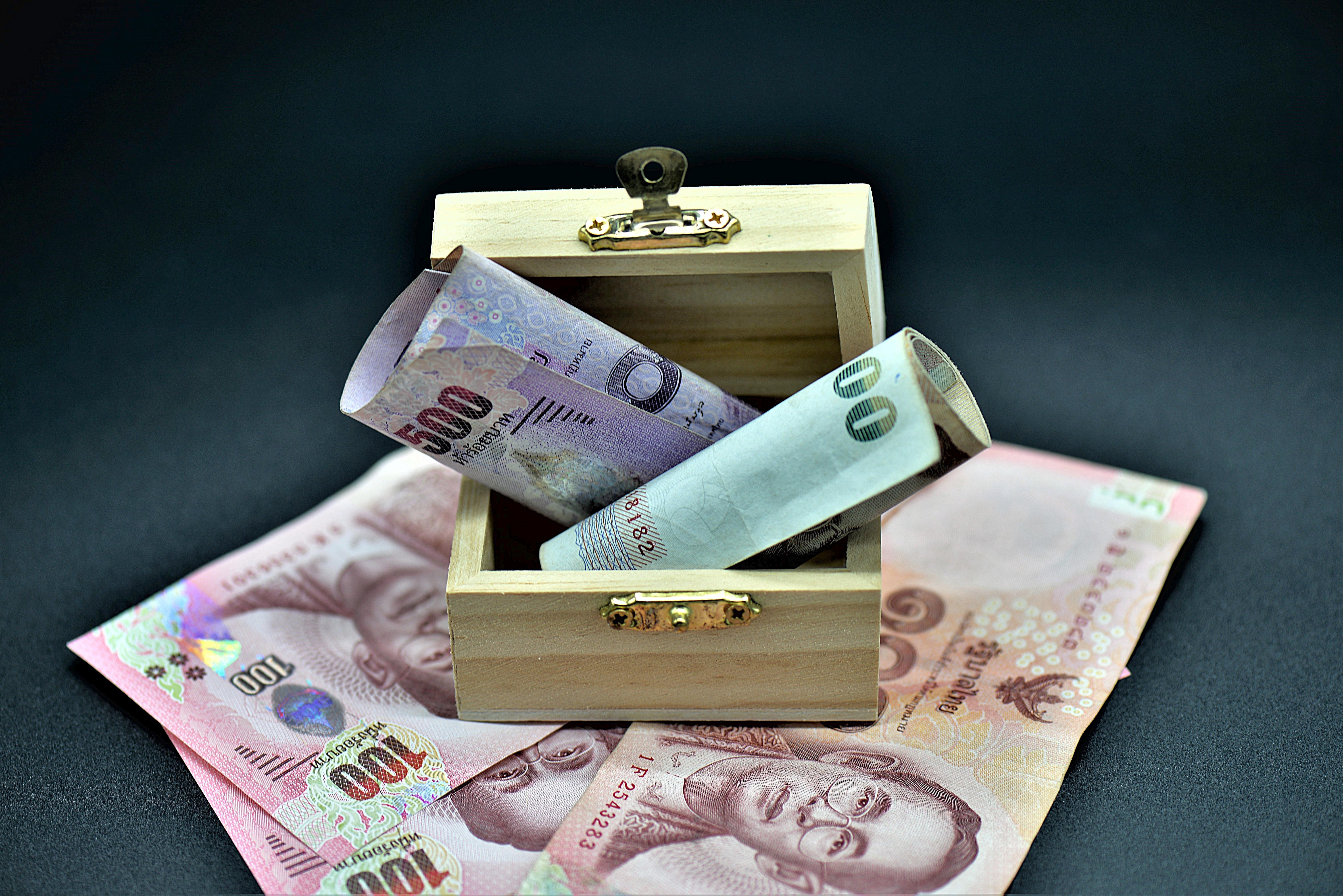 Zastaki.com - Бумажные деньги на сером фоне с деревянной шкатулкой