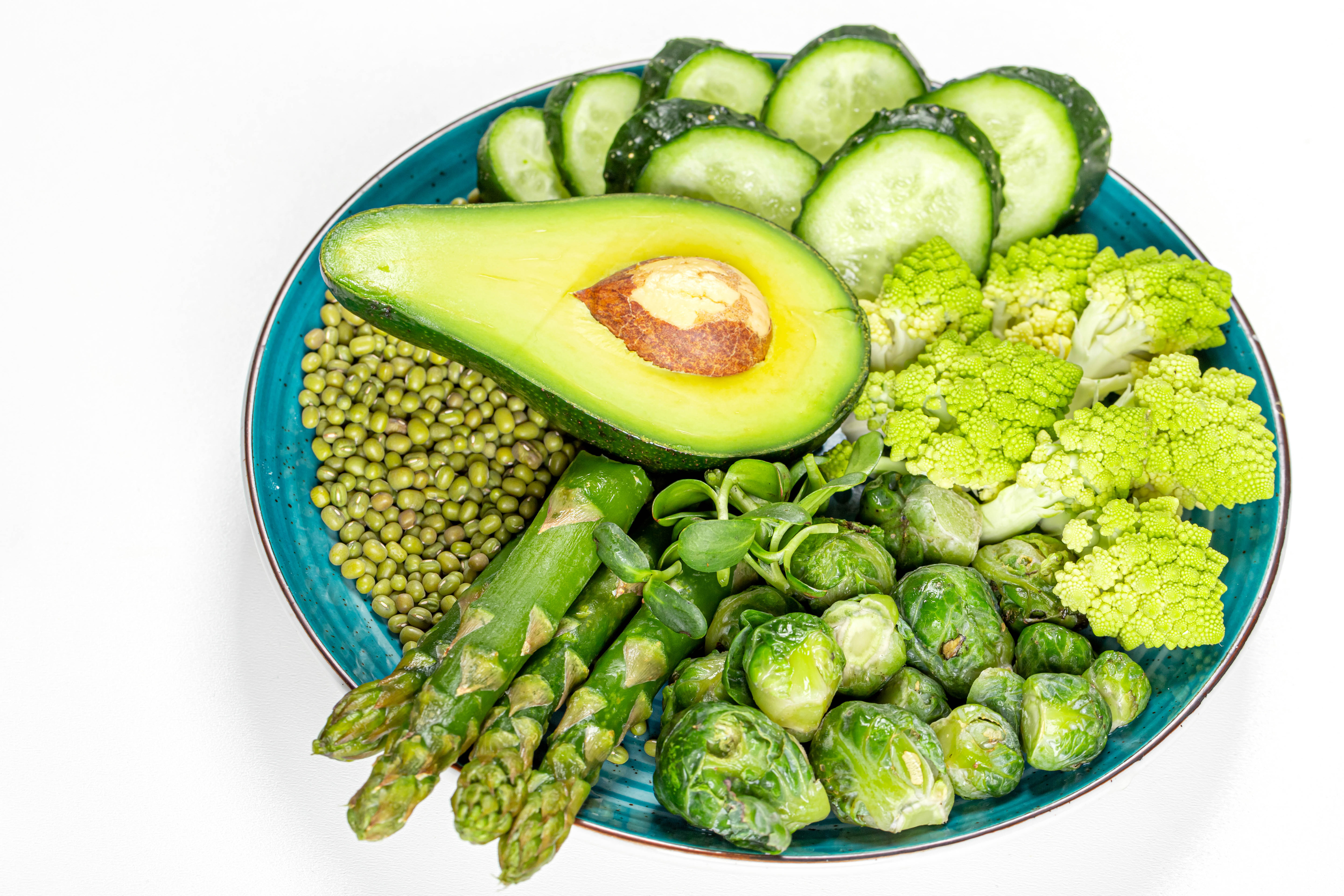 Есть зеленые овощи. Экзотические овощи (авокадо, папайя, чайот). Спаржа и авокадо. Зеленые овощи и фрукты. Зеленые овощи на белом фоне.