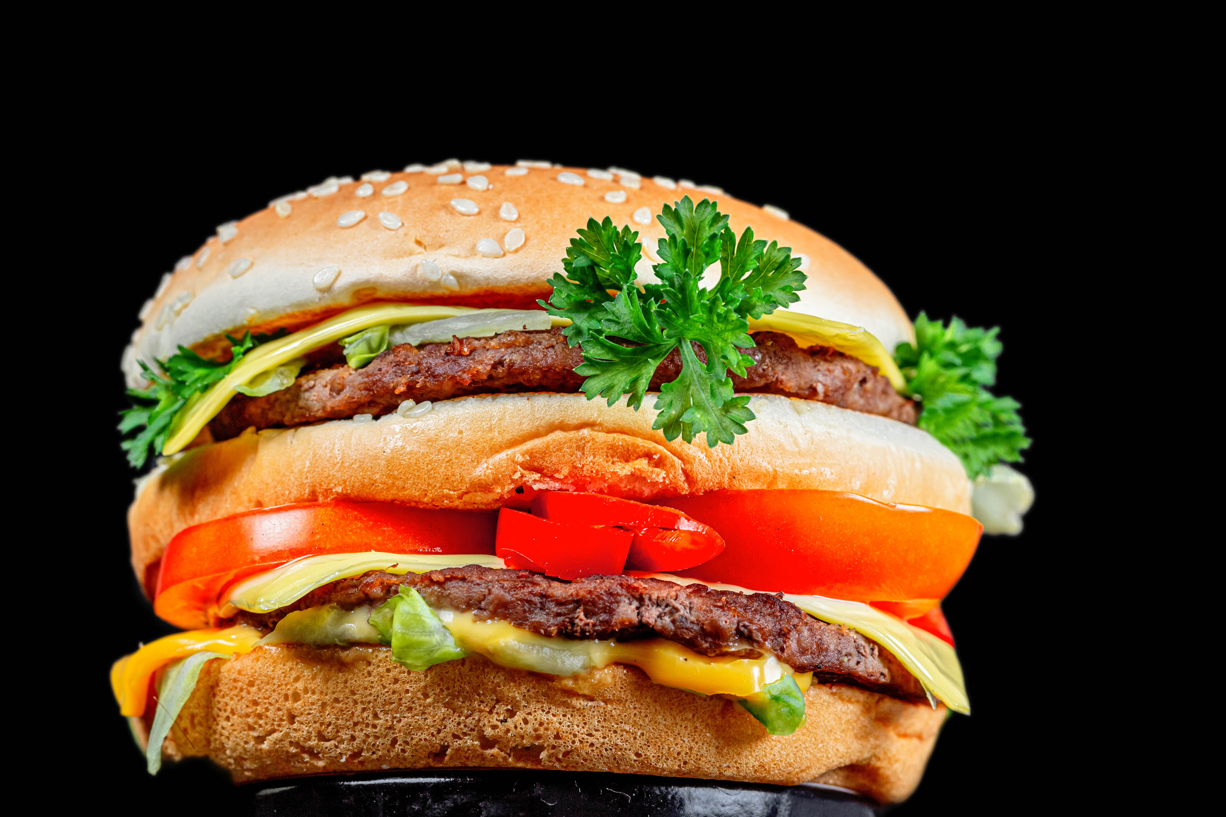 Большой фаст фуд. Еда гамбургер. Сочные бургеры. Сэндвич бургер. Гамбургер на черном фоне.