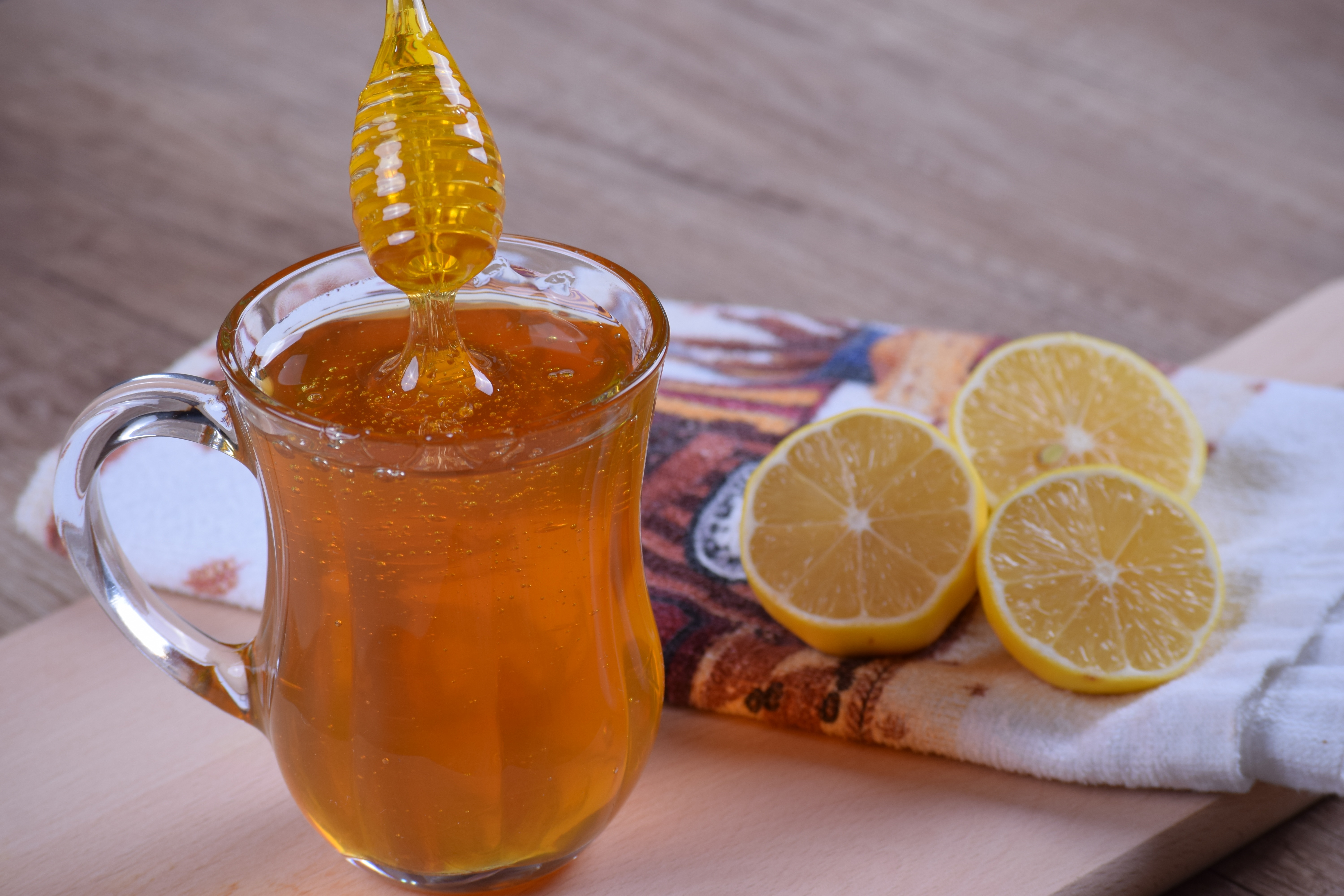 Сбитень рецепт классический. Медовуха Honey. Мед с лимоном. Чай с лимоном. Чай с медом.