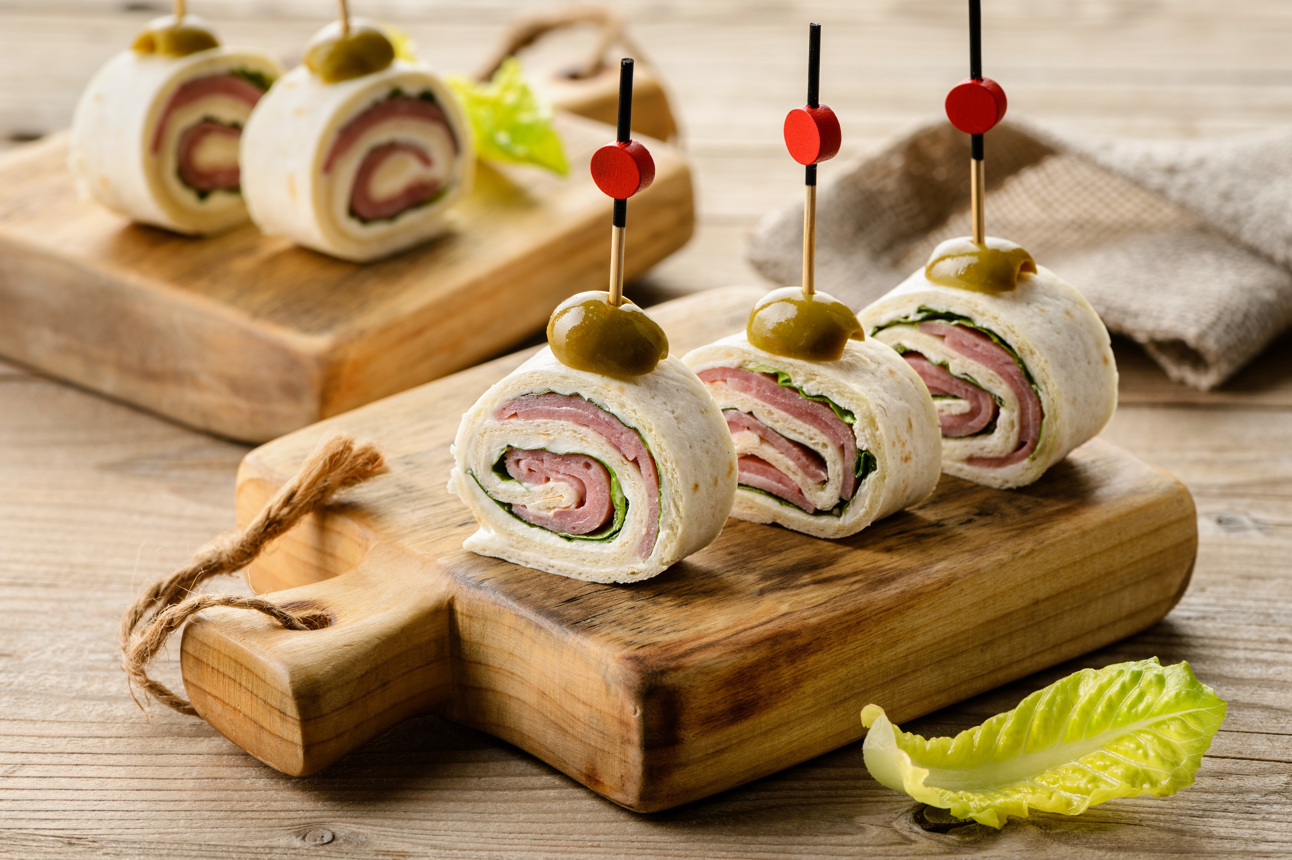 Канапе с ветчиной и ананасом