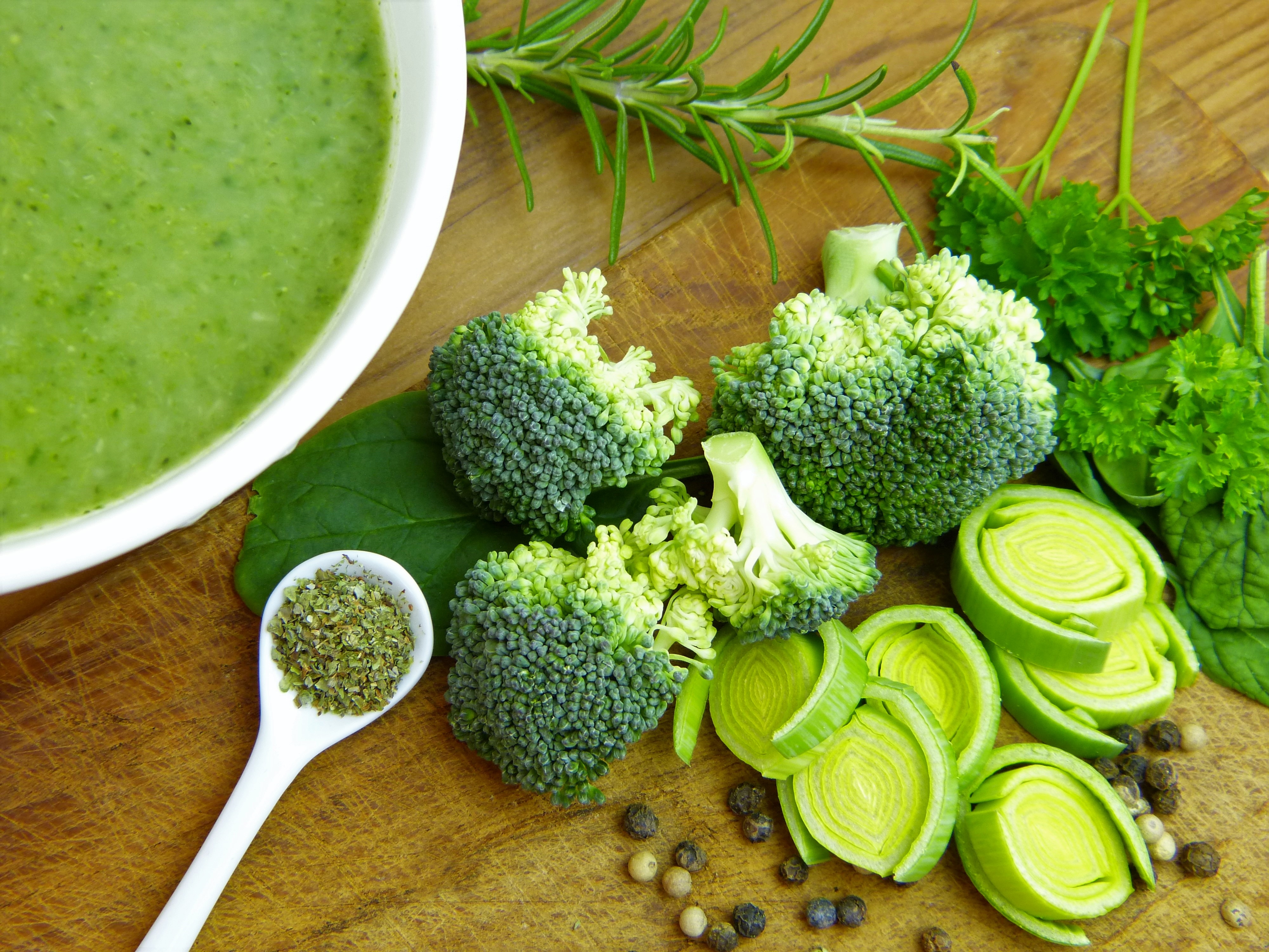 Есть зеленые овощи. Брокколи шпинат петрушка. Сельдерей Broccoli. Зеленые овощи. Овощи зеленого цвета.