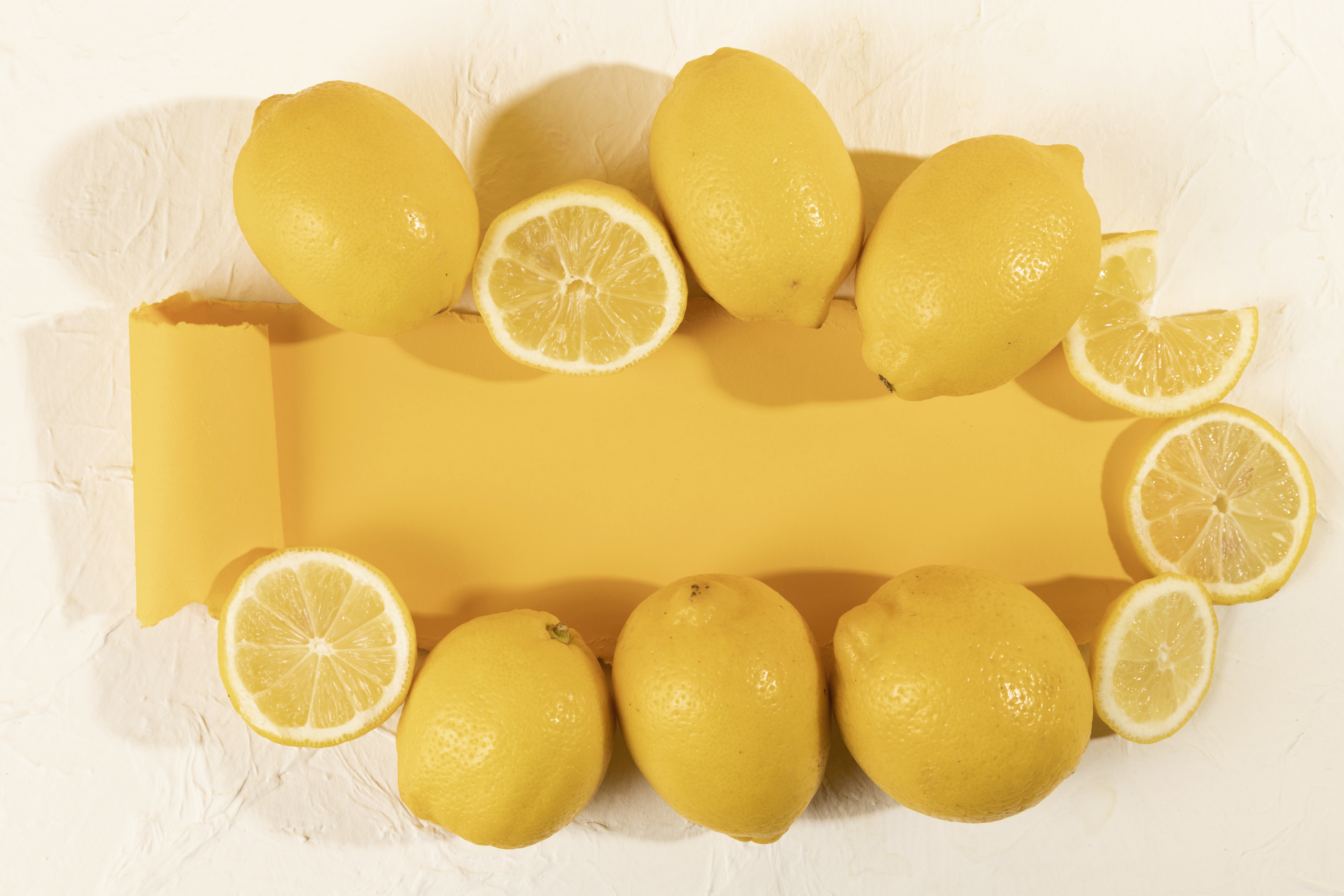 Почему лимон желтый. Лимон на белом фоне. Лимон на желтом фоне. Лимонно желтый. Лимон на белом столе.