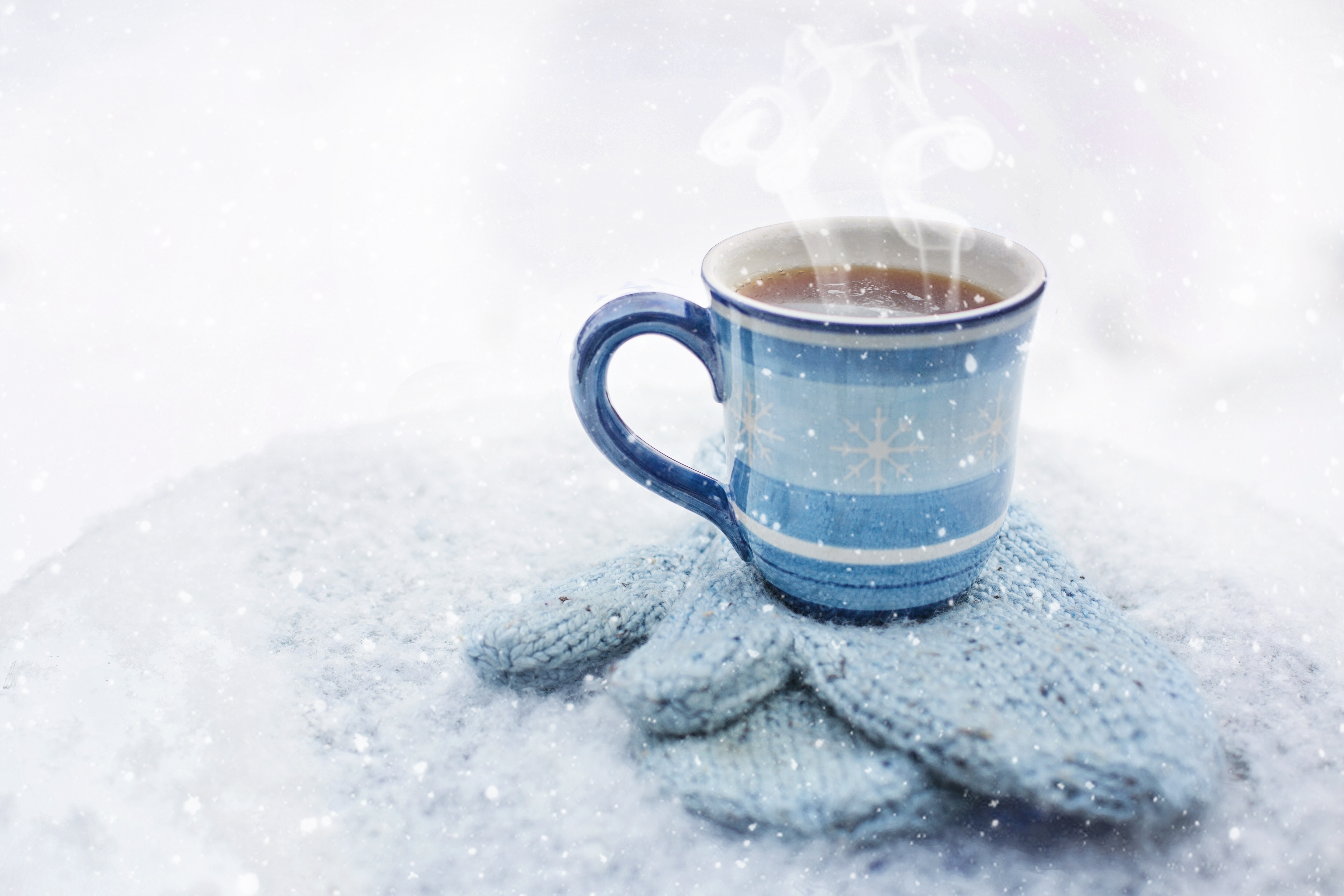 Теплая снежная зима. Доброе Снежное утро. Утро снег. Кружка чая зимой. Доброе утро зима снег.