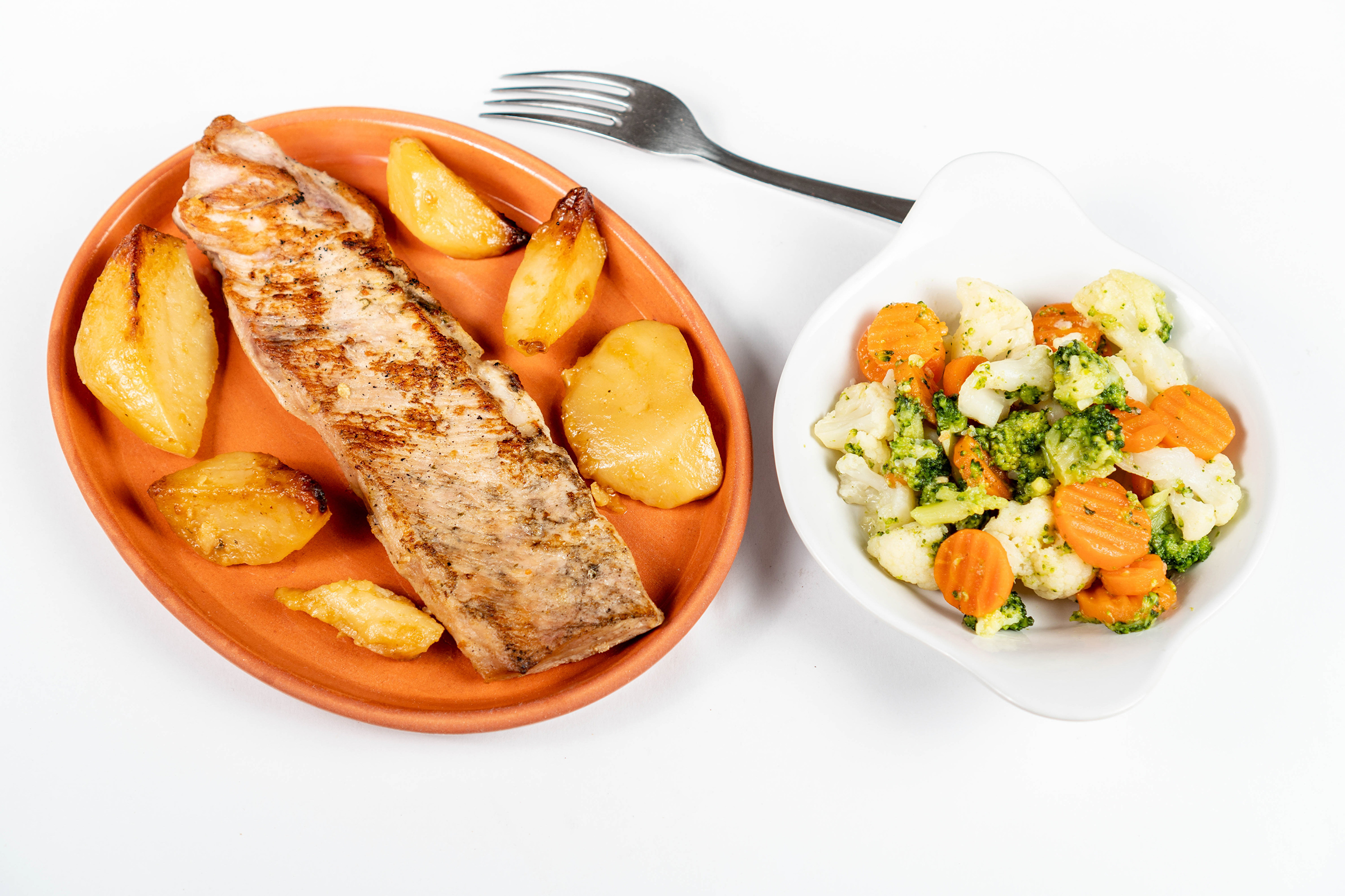 Zastaki.com - Кусок запеченной рыбы на тарелке с овощами 