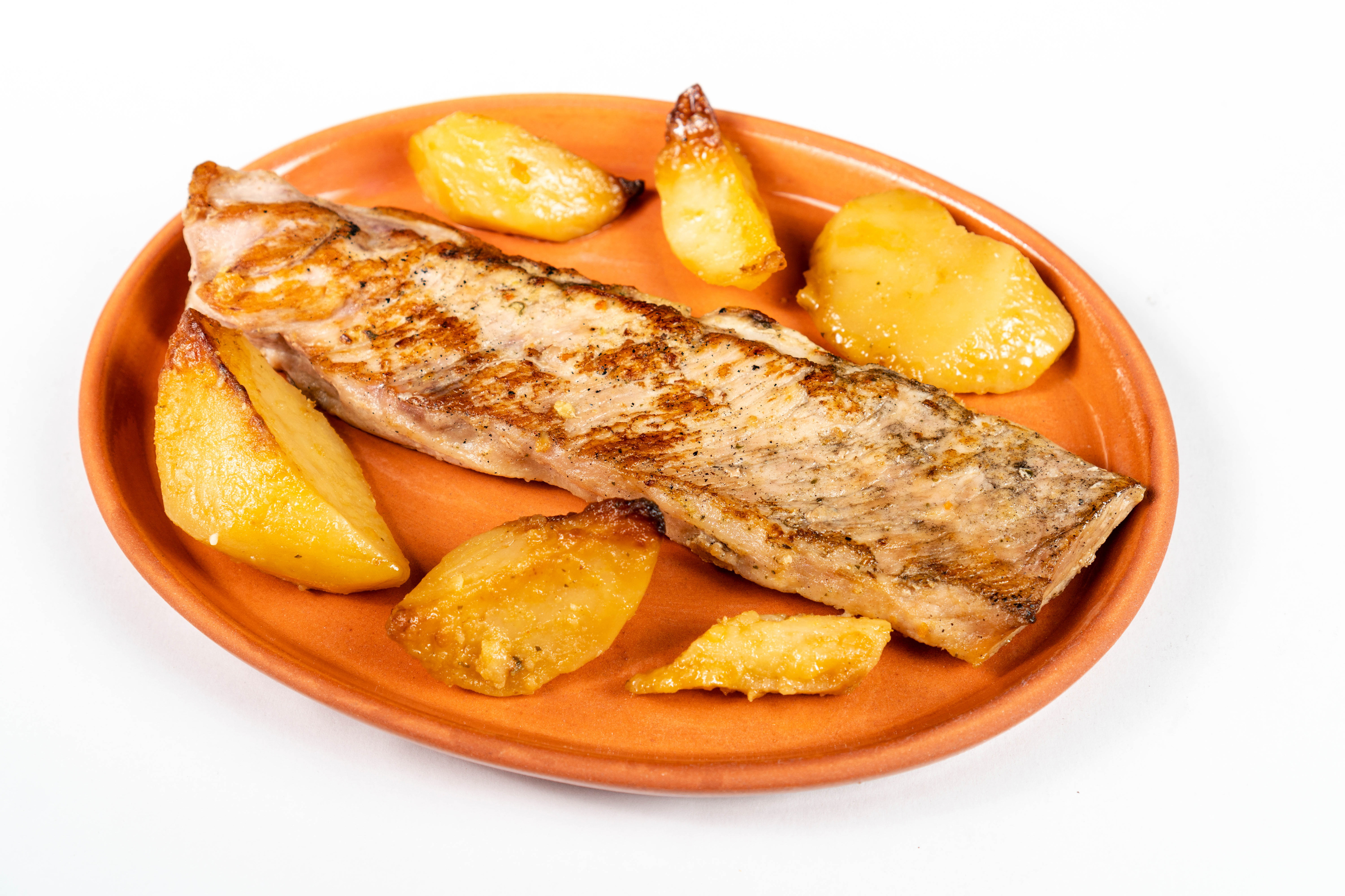 Zastaki.com - Кусок запеченной рыбы на тарелке с картофелем 