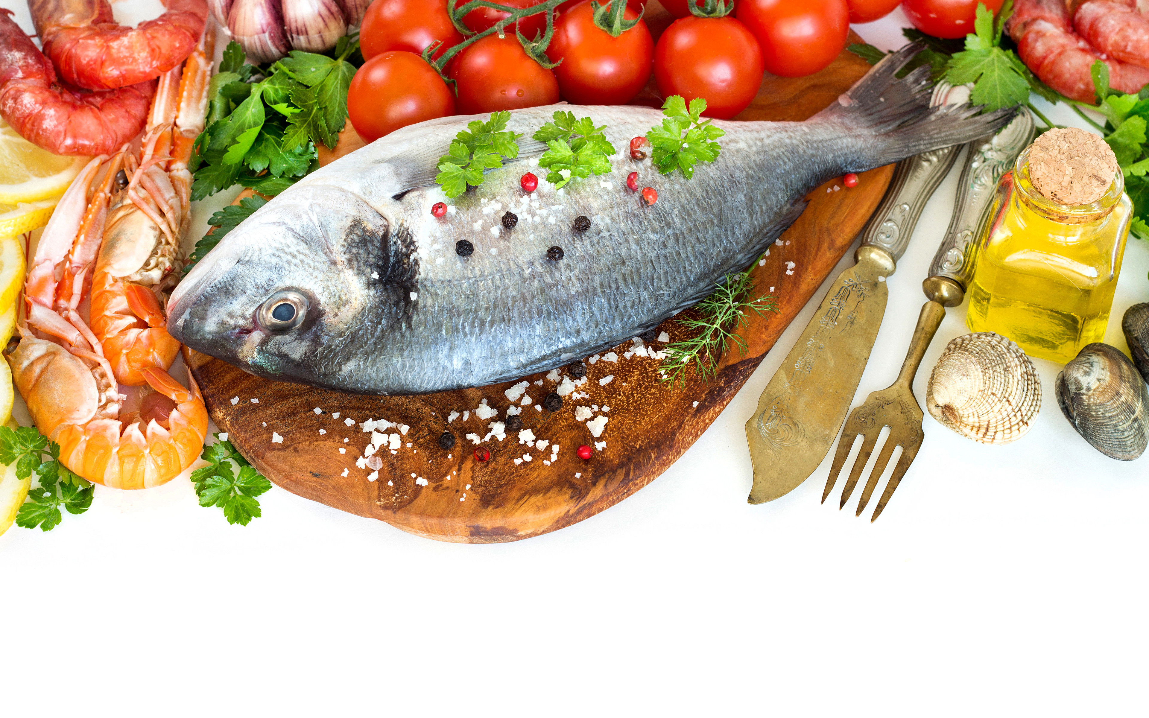 Zastaki.com - Сырая рыба на столе с маслом и помидорами 