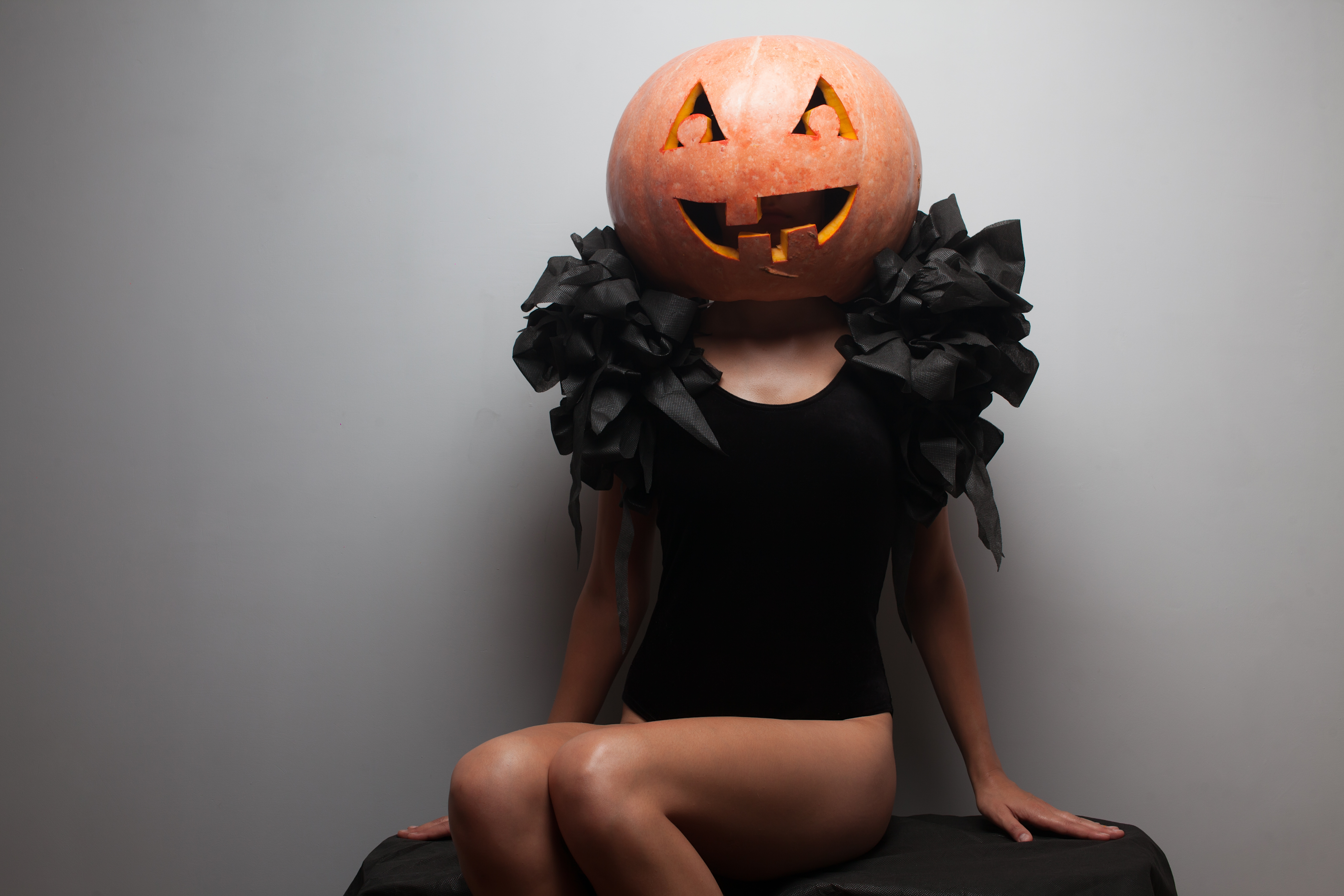 Zastaki.com - Девушка с тыквой на голове на Хэллоуин