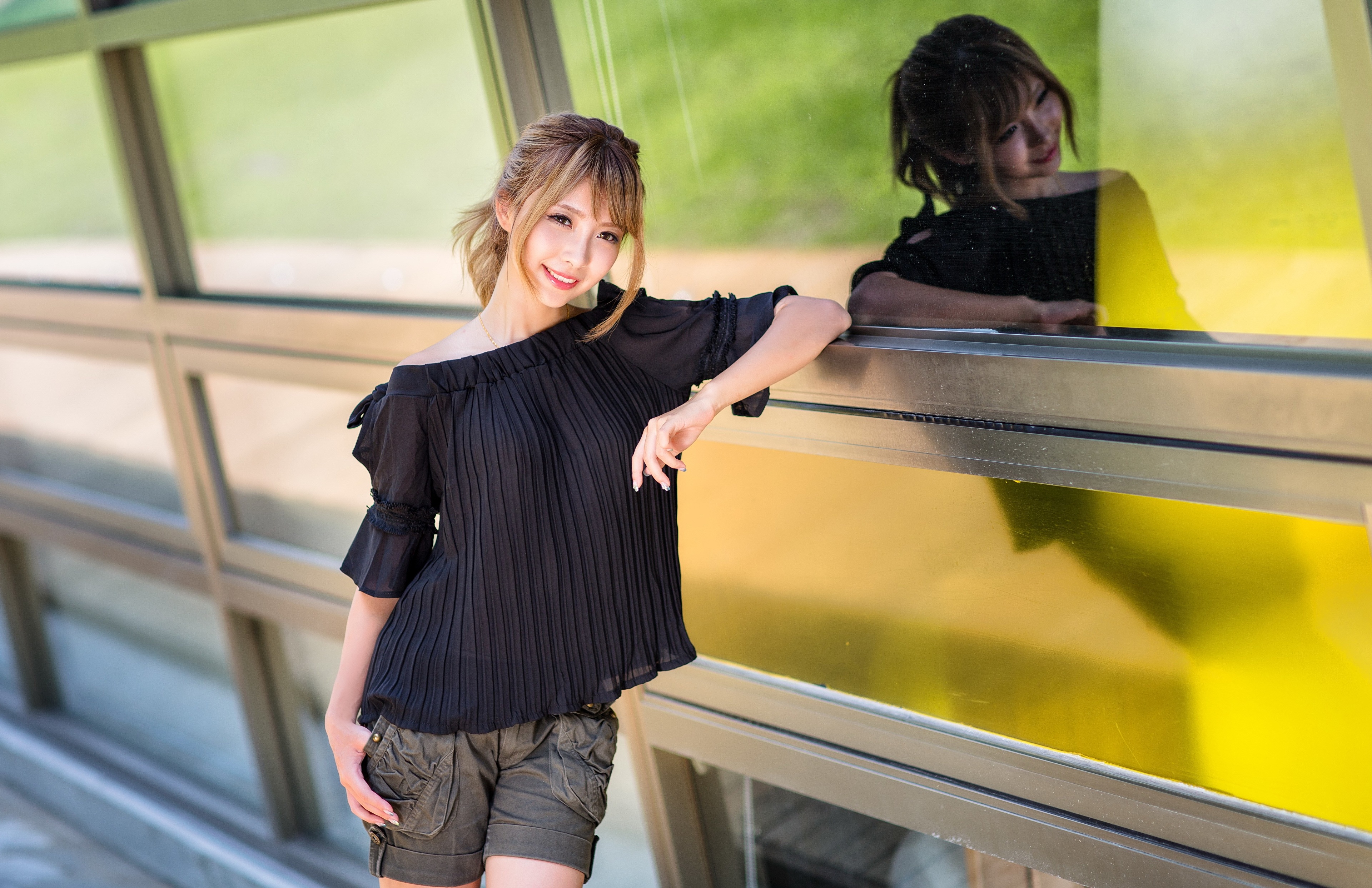 Zastaki.com - Красивая девушка азиатка в черной блузке у окна