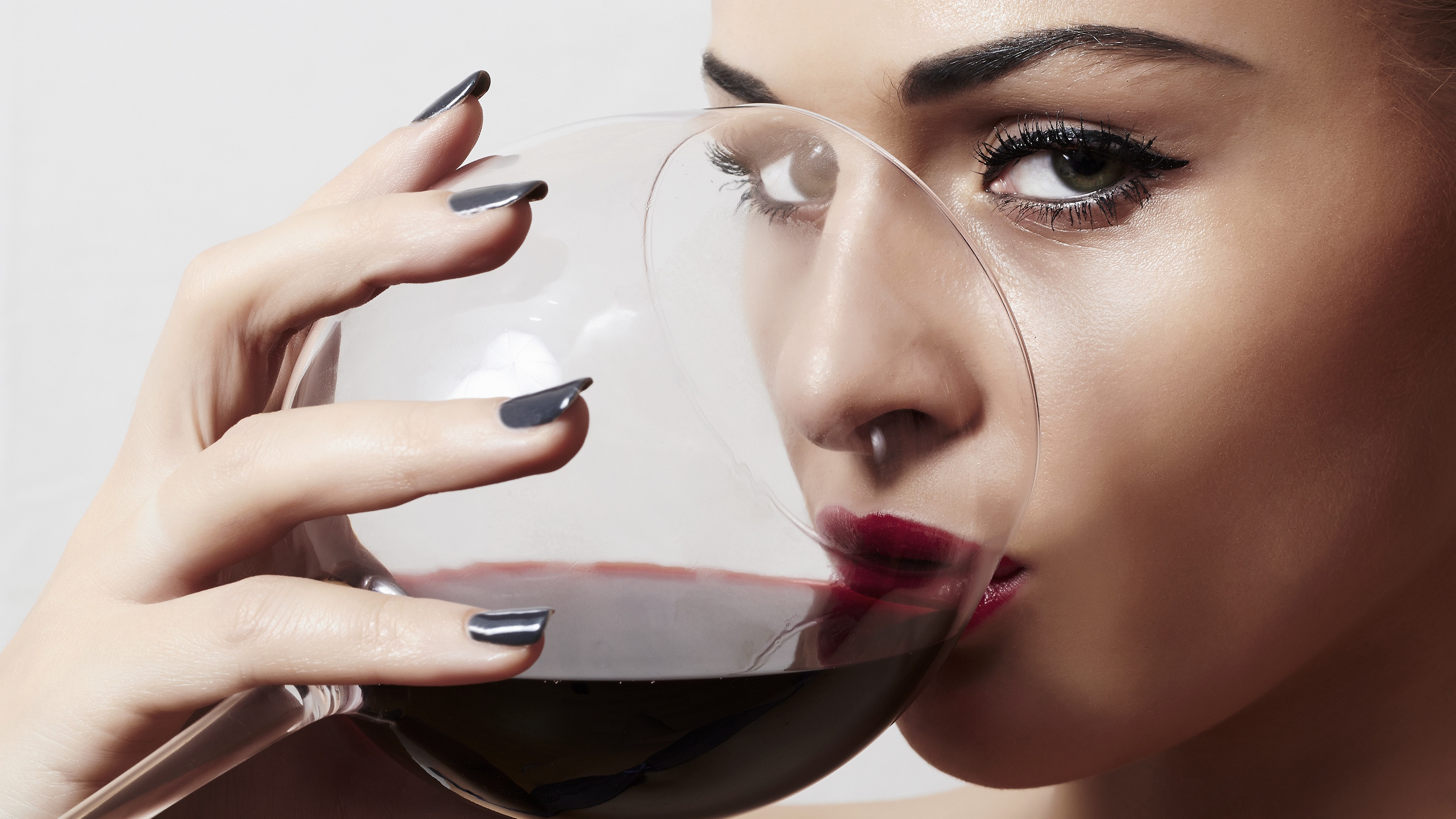 Обои попей. Женщина с бокалом. Женщина с бокалом вина. Девушка с вином. Девушка пьет вино.