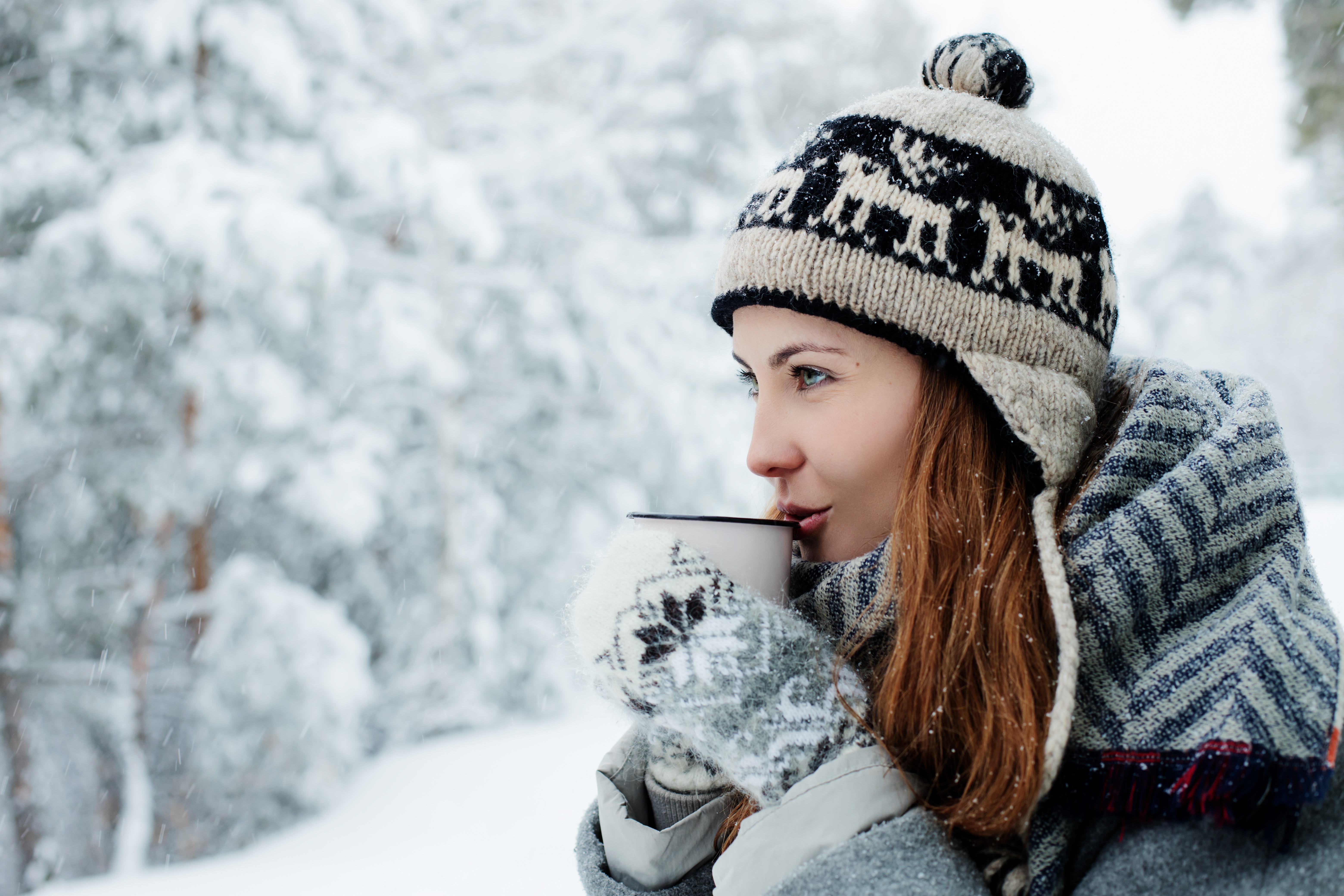 Холод. Девушка зимой. Девушка в зимней шапке. Девушка пьет кофе зимой. Девушка в шапке зима.