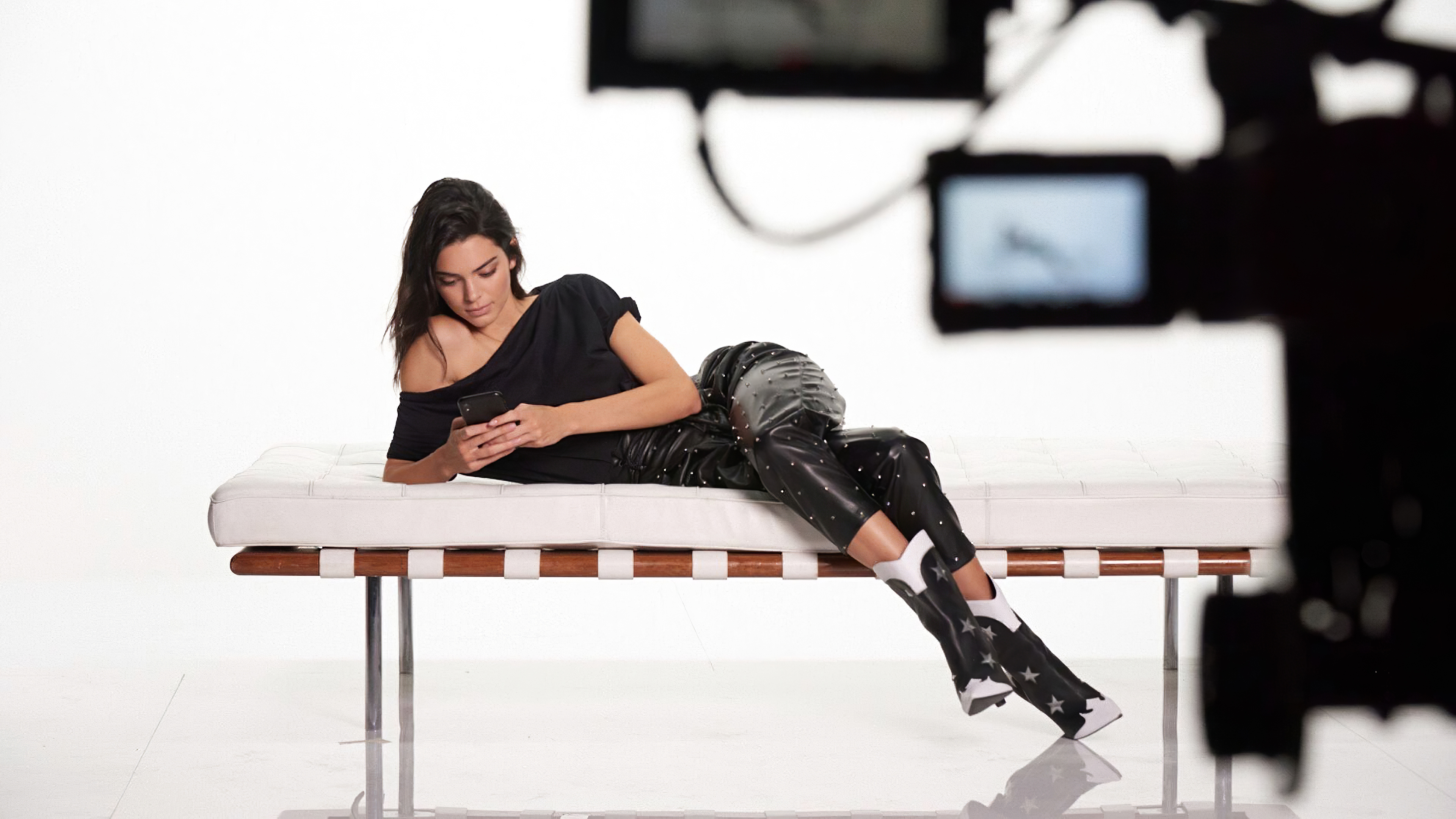 Zastaki.com - Американская модель Кендалл Дженнер лежит с телефоном