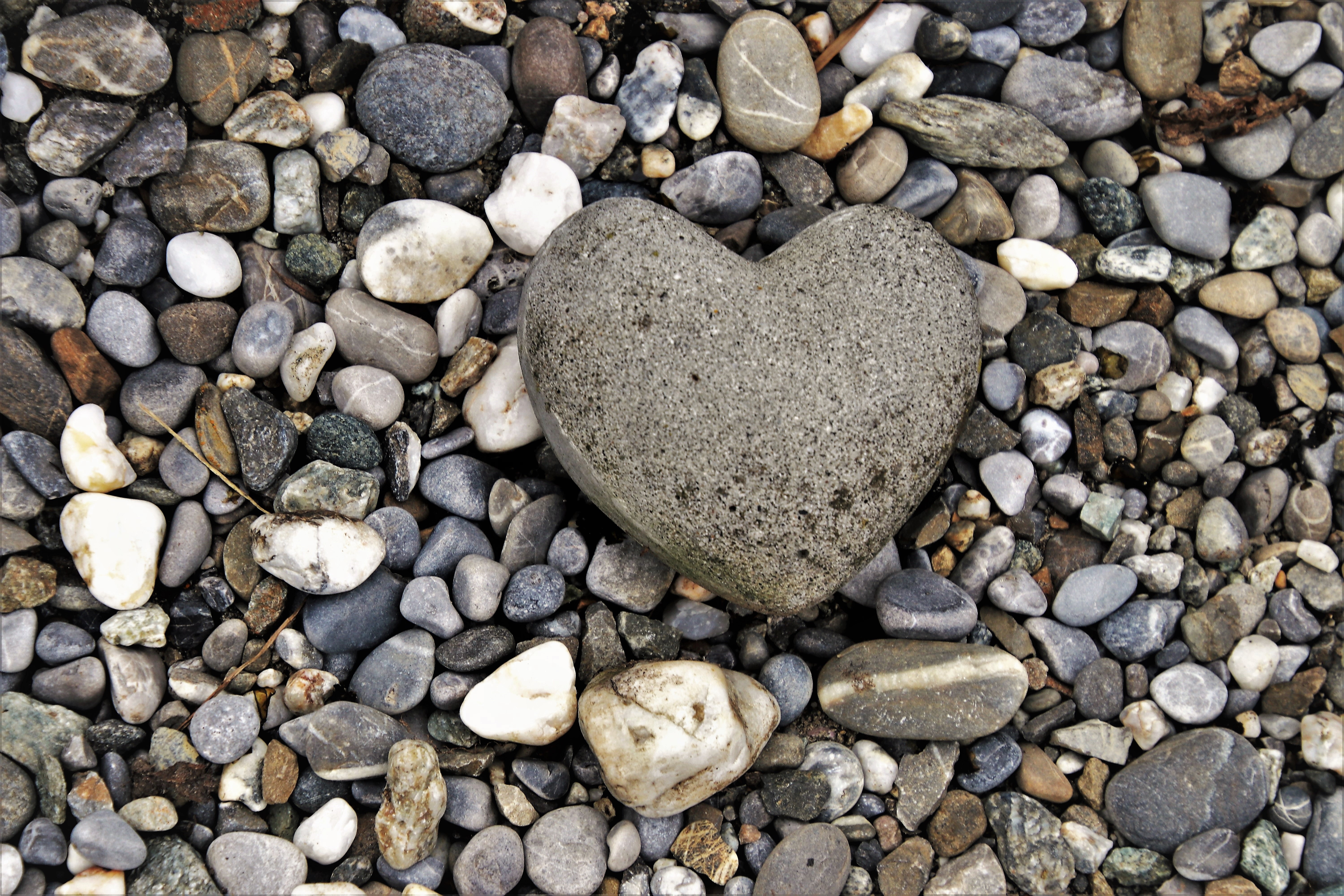 Their stones. Красивые камешки. Красивые камушки. Сердце из камня. Камень в виде сердца.