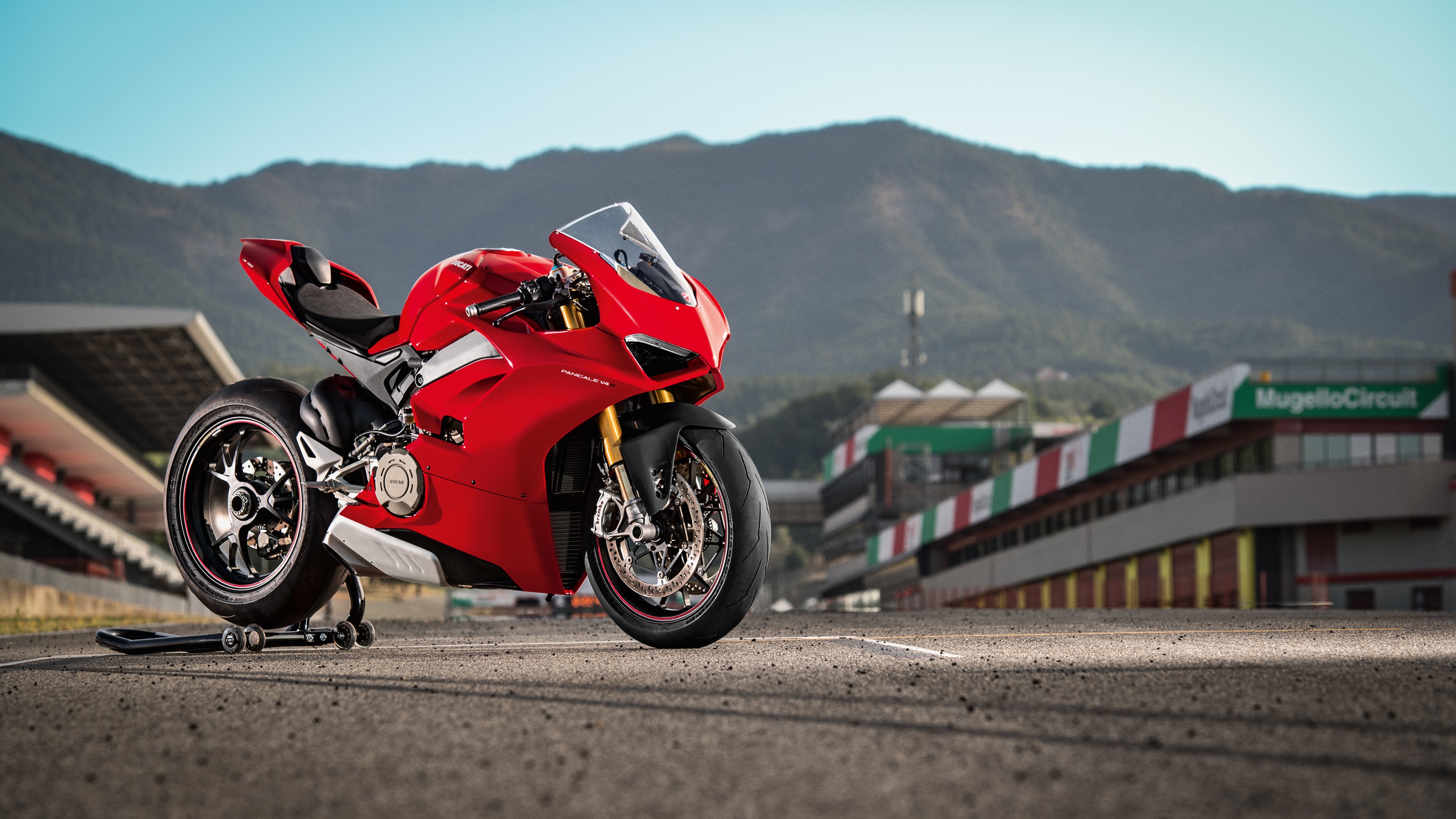 Zastaki.com - Красный мотоцикл Ducati Panigale V4 S 2020 года на фоне гор 