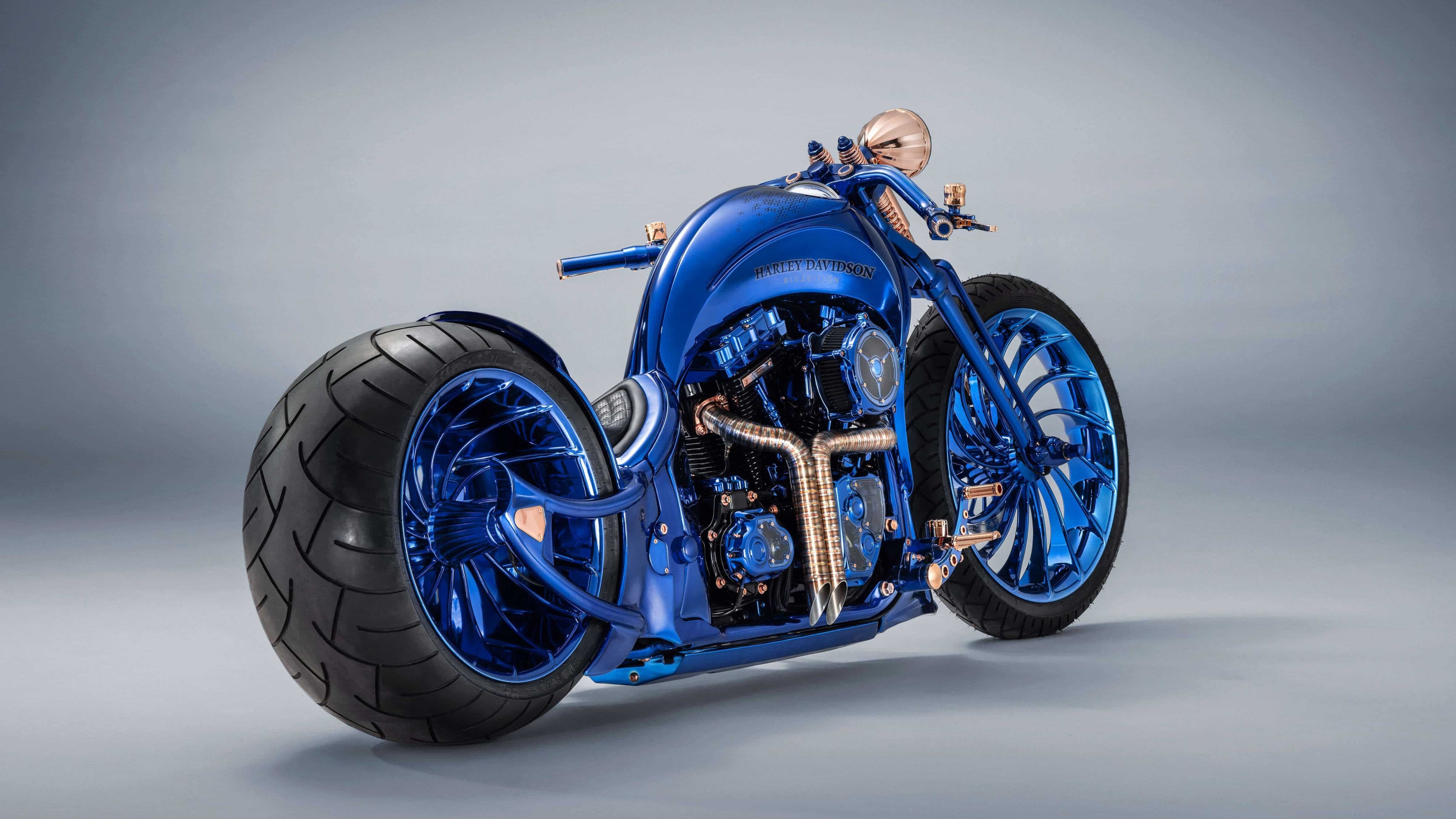 Zastaki.com - Синий дорогой мотоцикл Harley Davidson на сером фоне