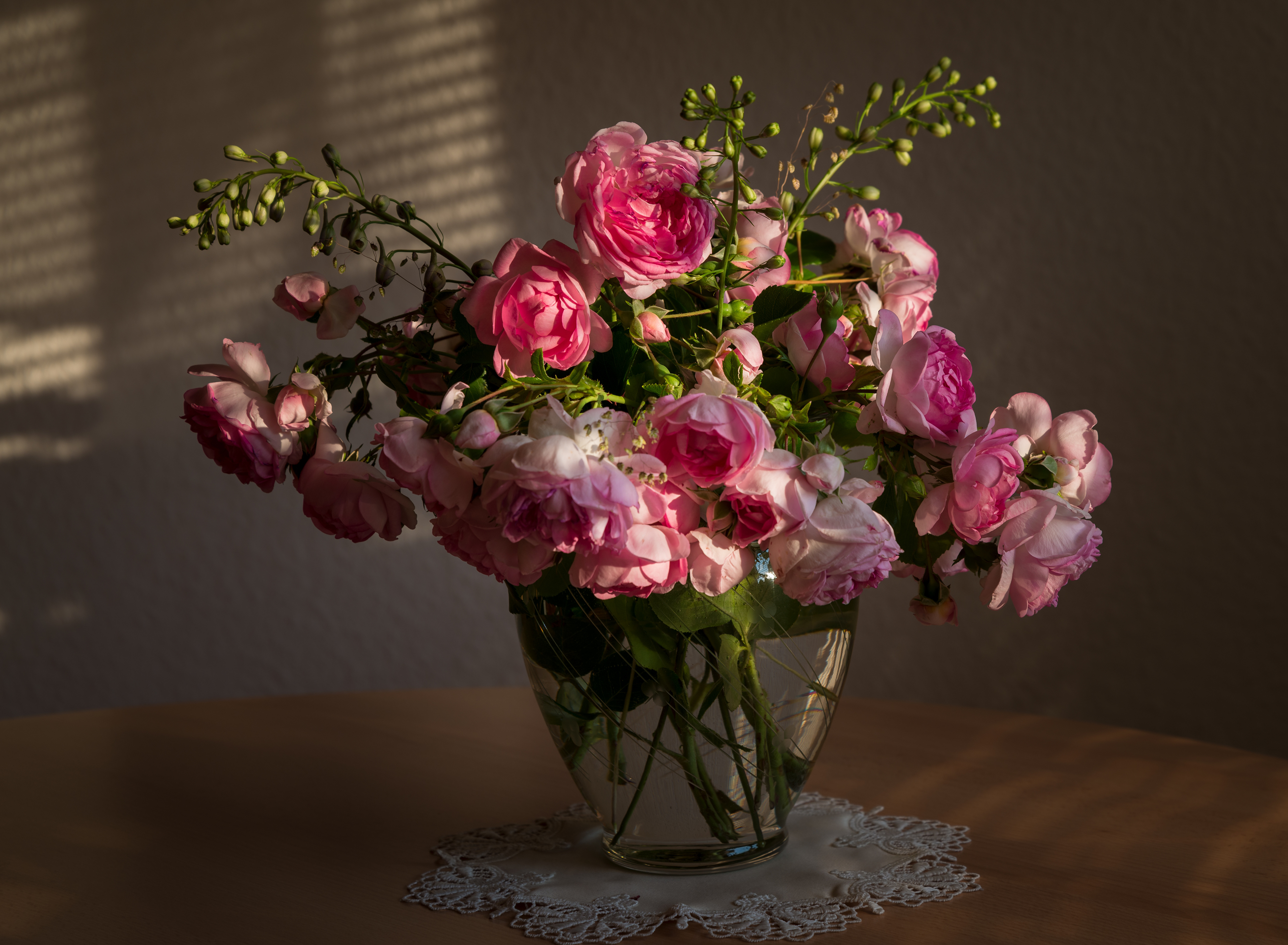 Лучшие розы в вазе. Цветы в вазе. Розы в вазе. Букеты цветов в вазах. Шикарные цветы в вазе.