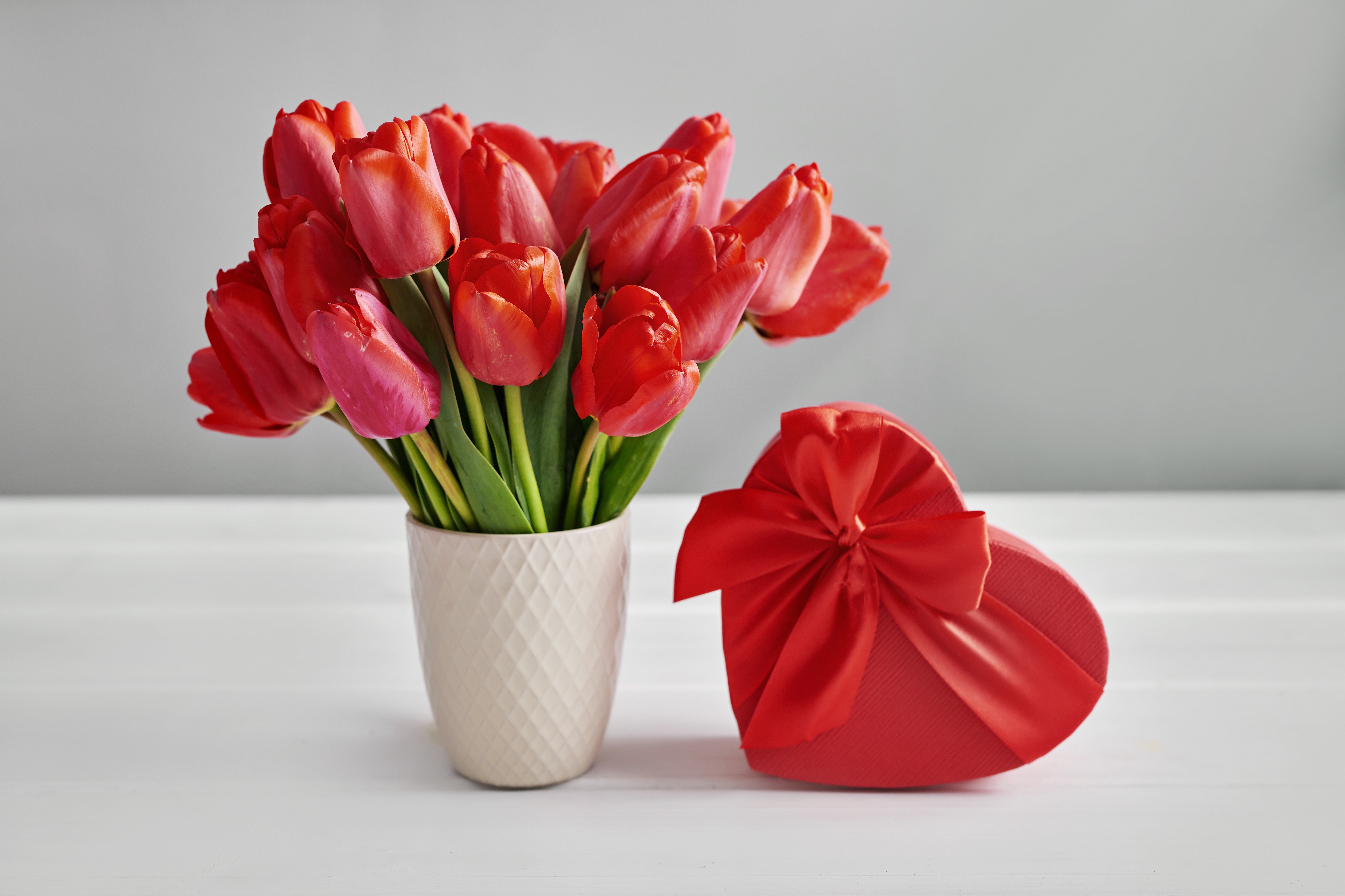 Фото тюльпаны в вазе на столе. Тюльпан Red Bouquet. Тюльпаны в вазе. Букет тюльпанов в вазе.