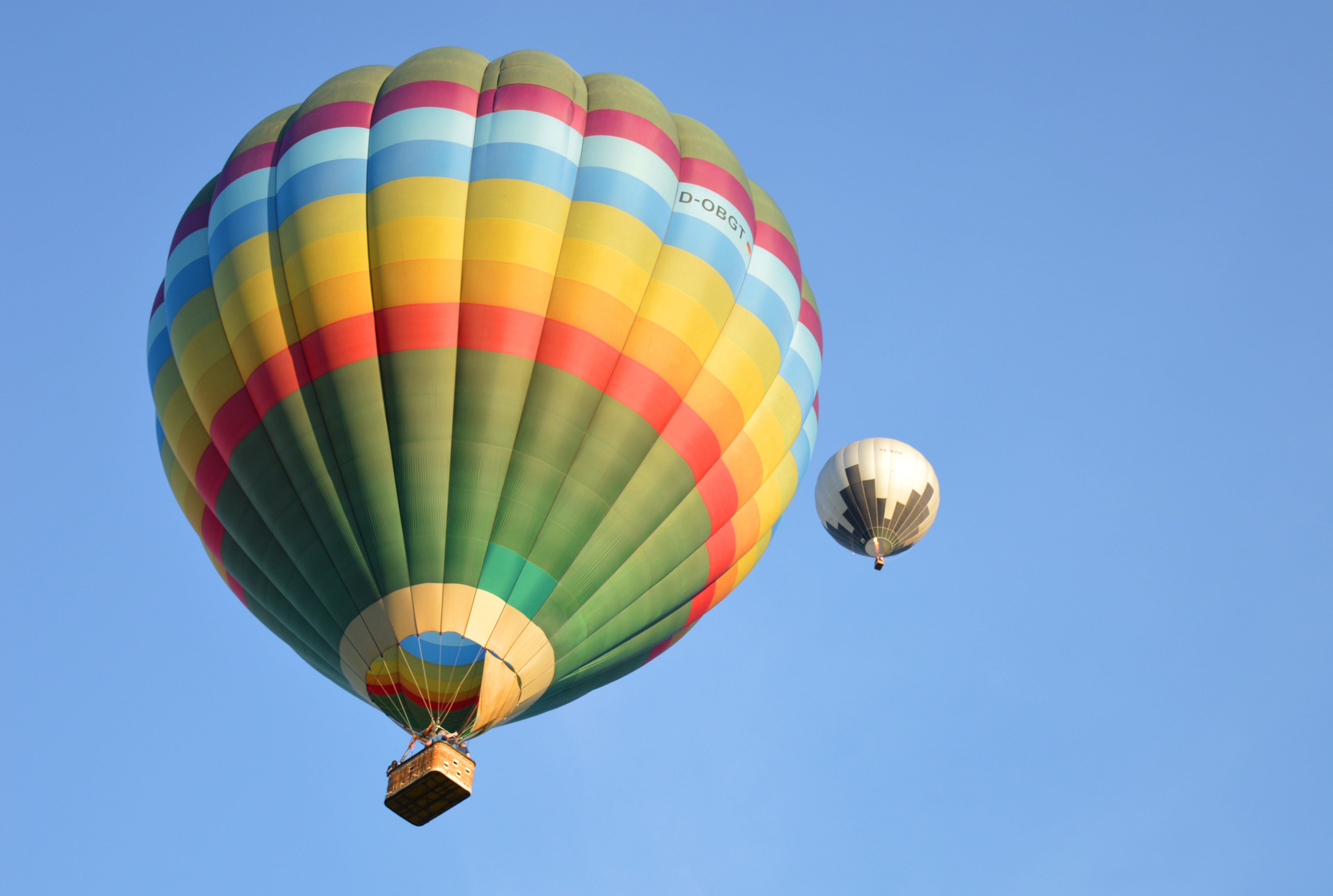 Застряли на высоте на воздушном шаре. Фестиваль воздушных шаров в Анапе 2022. Воздушные шары аэростаты. Воздушные шары в небе. Воздушный шар летательный.