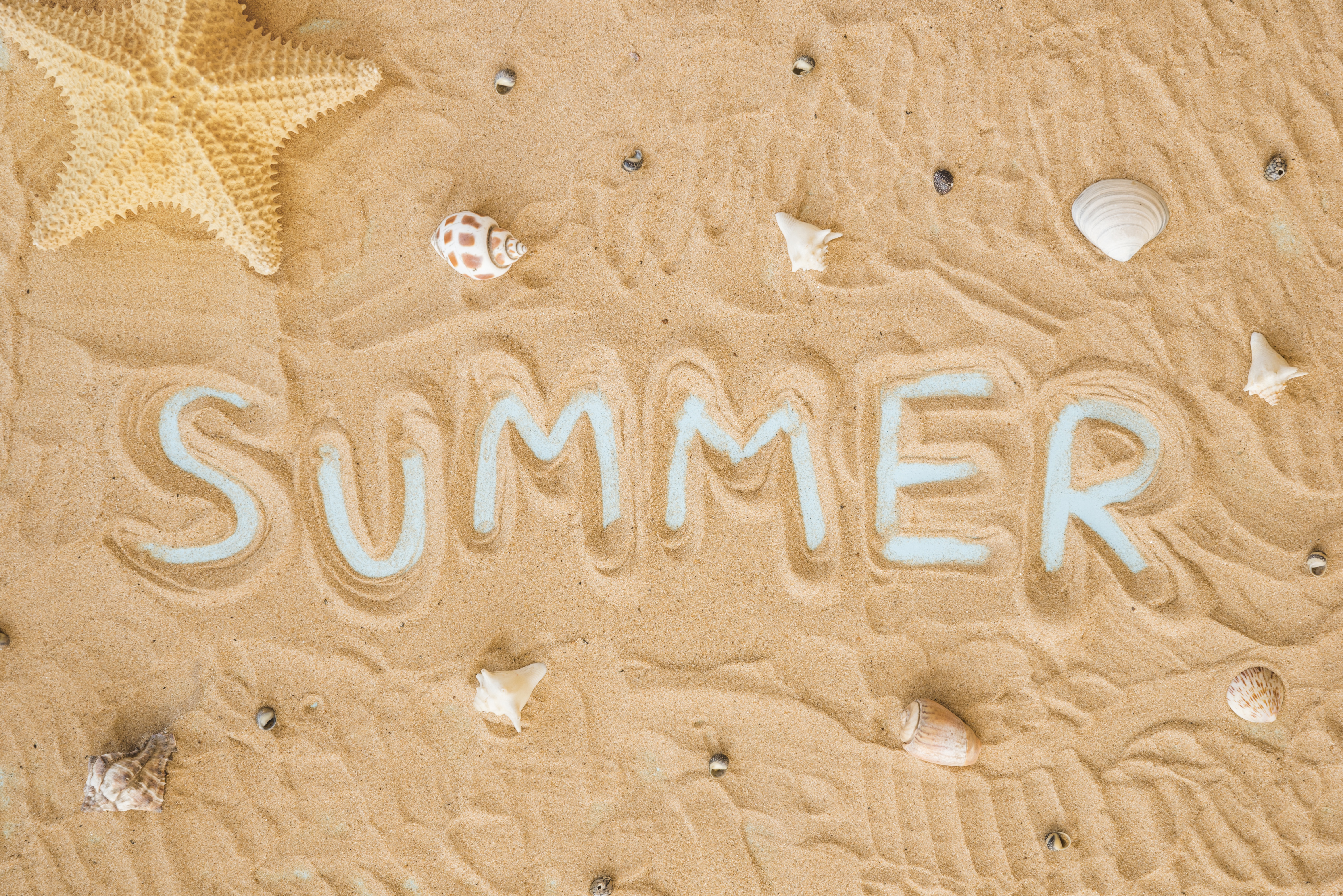 Про лето в этом году. Надпись на песке. Лето надпись. Летние обои. Лето надпись красивая.
