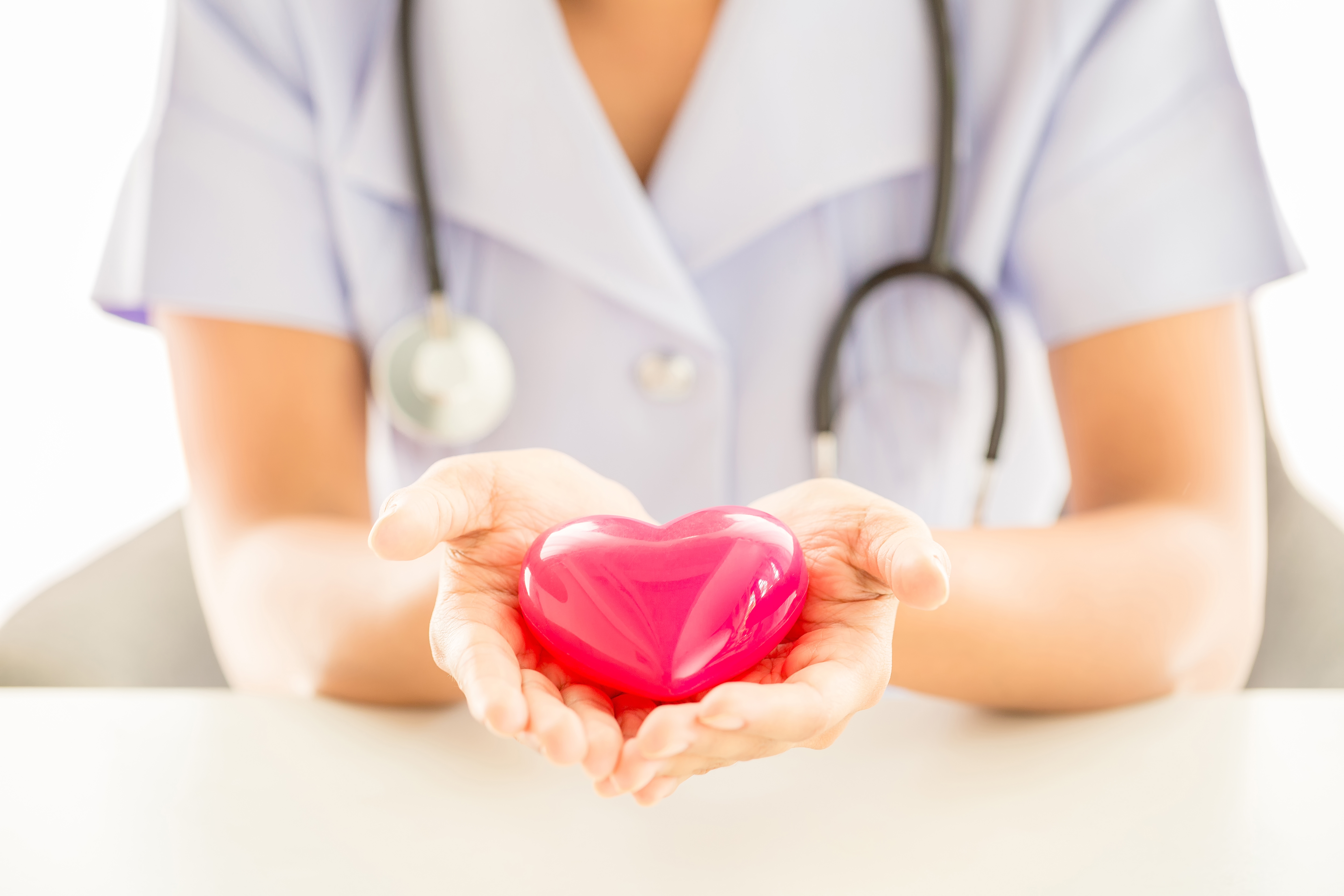 Zastaki.com - Стеклянное сердце в руках у врача 