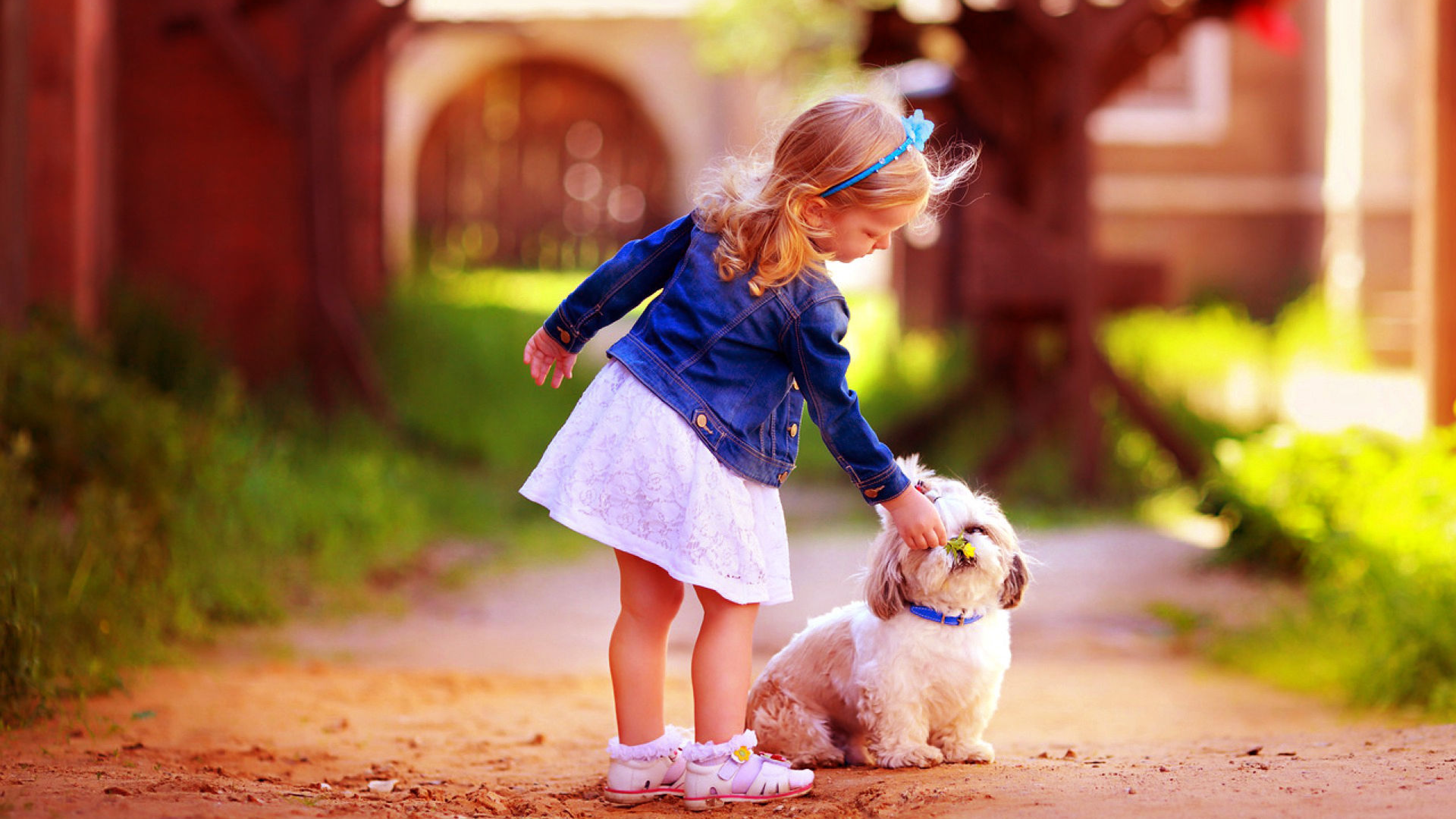 Teen pet. Девочка с собакой. Для детей. Животные. Позитивные фото. Прогулки с малышом.