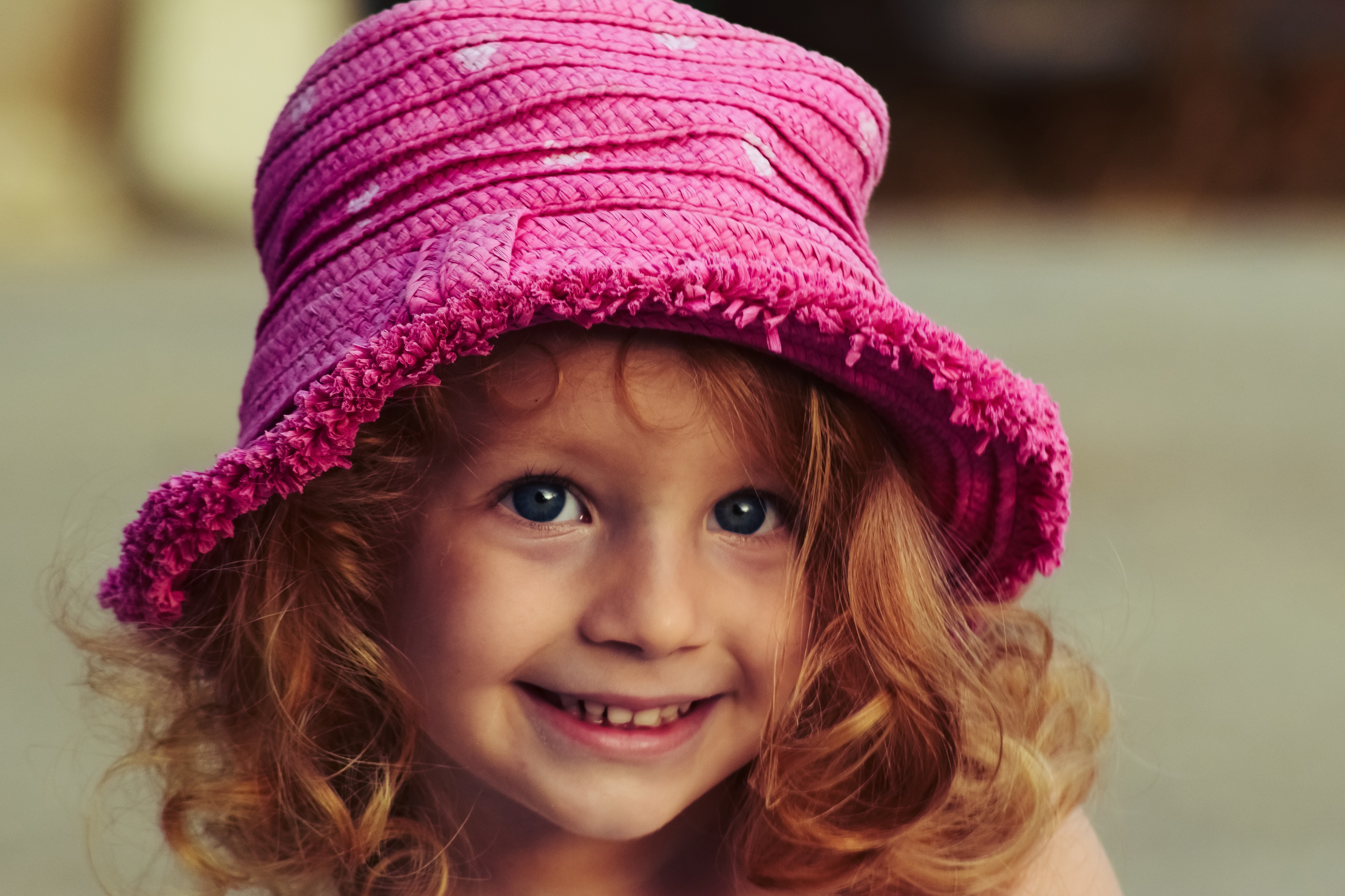 Девочка улыбается мальчику. Девочка в розовой шляпе. Девочка улыбается. Маленькая девочка улыбается. Девочка маленькая в розовой шляпке.