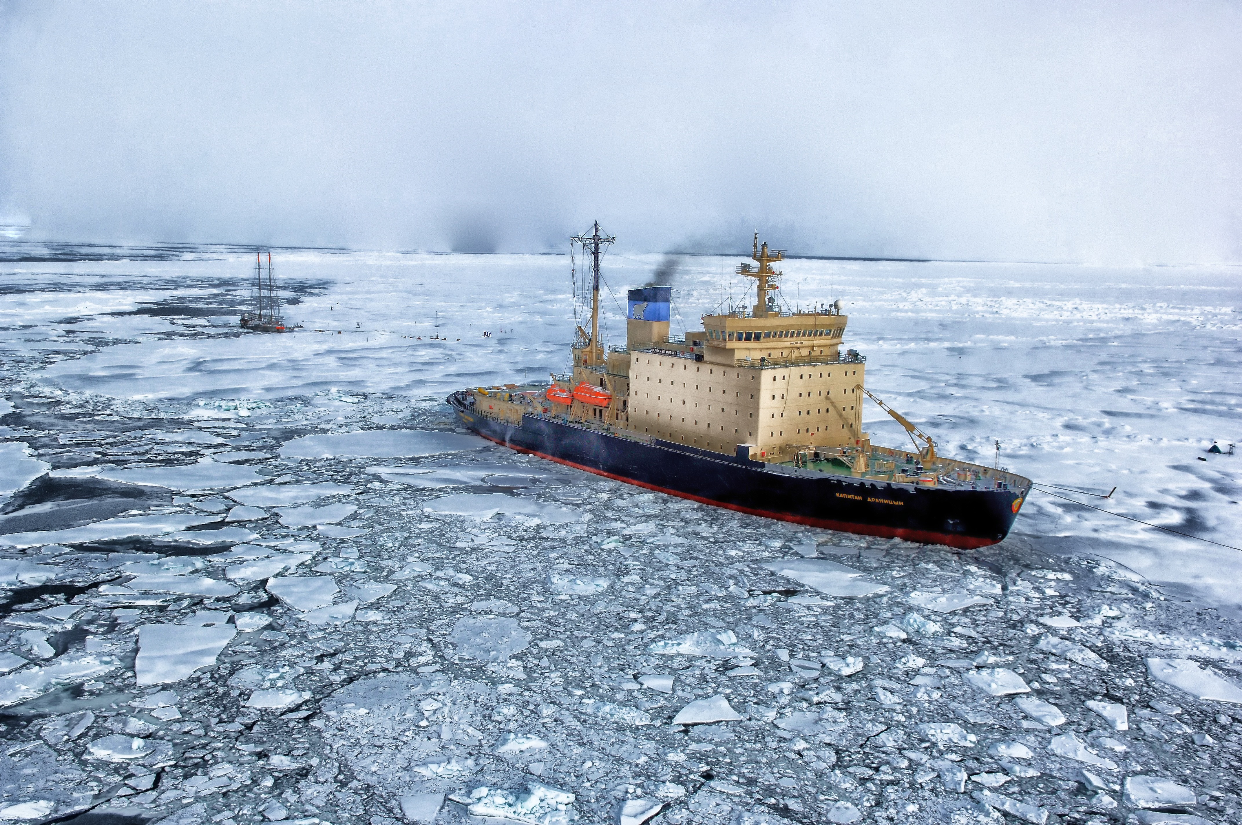 Морские порты ледовитого океана. Арктика Севморпуть. Северный морской путь ледоколы. Северный Ледовитый океан ледокол. Северный Ледовитый океан ледокол России.