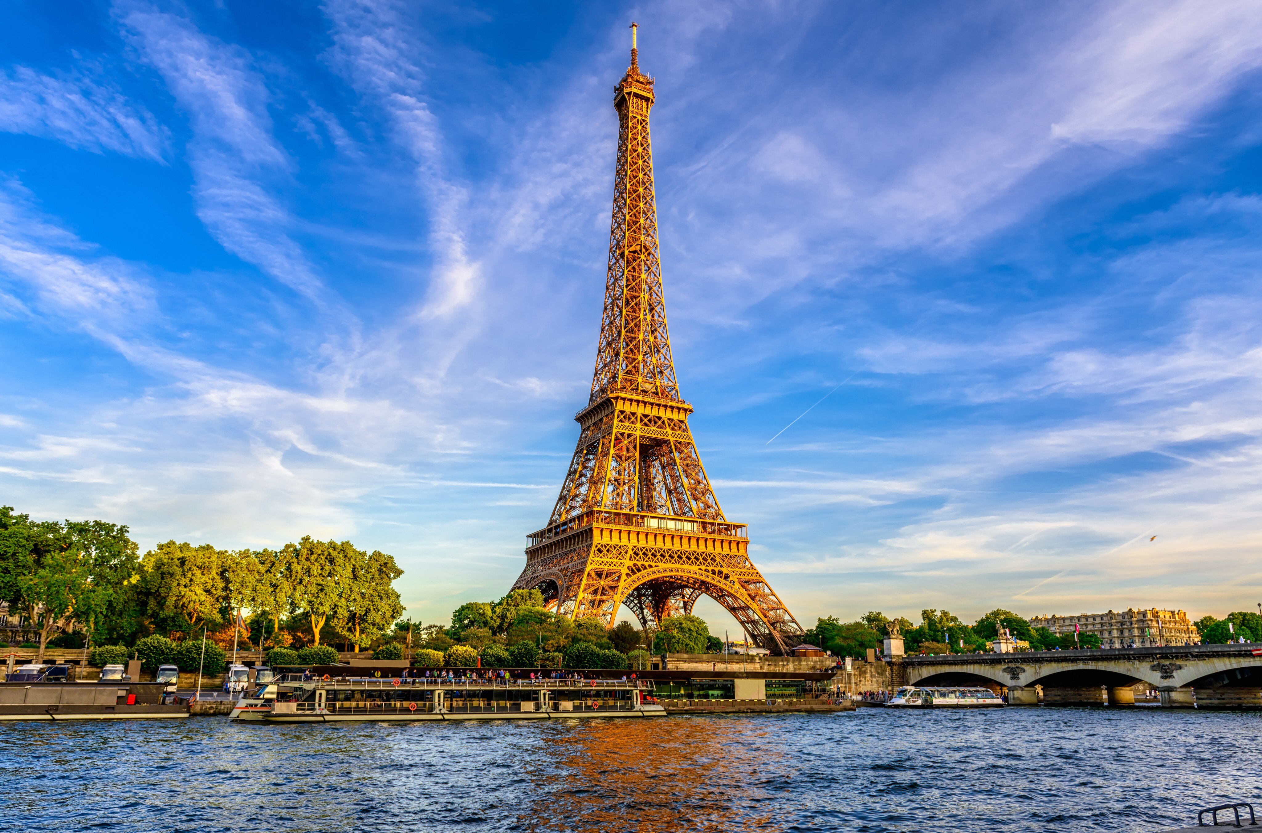 Zastaki.com - Высокая Эйфелева башня под красивым небом Парижа, Франция