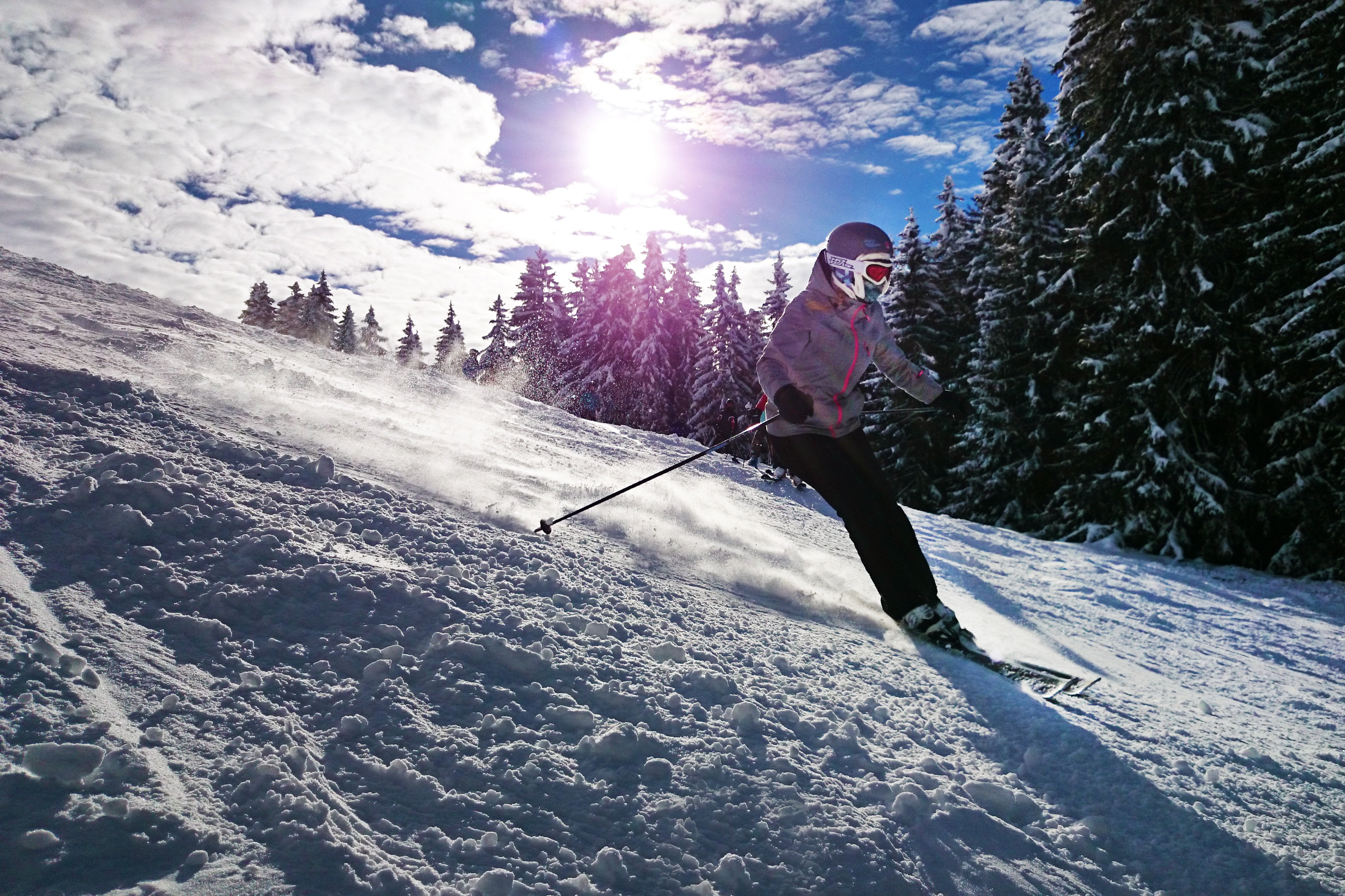 Фото skiing. Сычуань гора Силин горнолыжный курорт. Бакуриани горнолыжный курорт. Зимний спорт. Девушка на лыжах в горах.