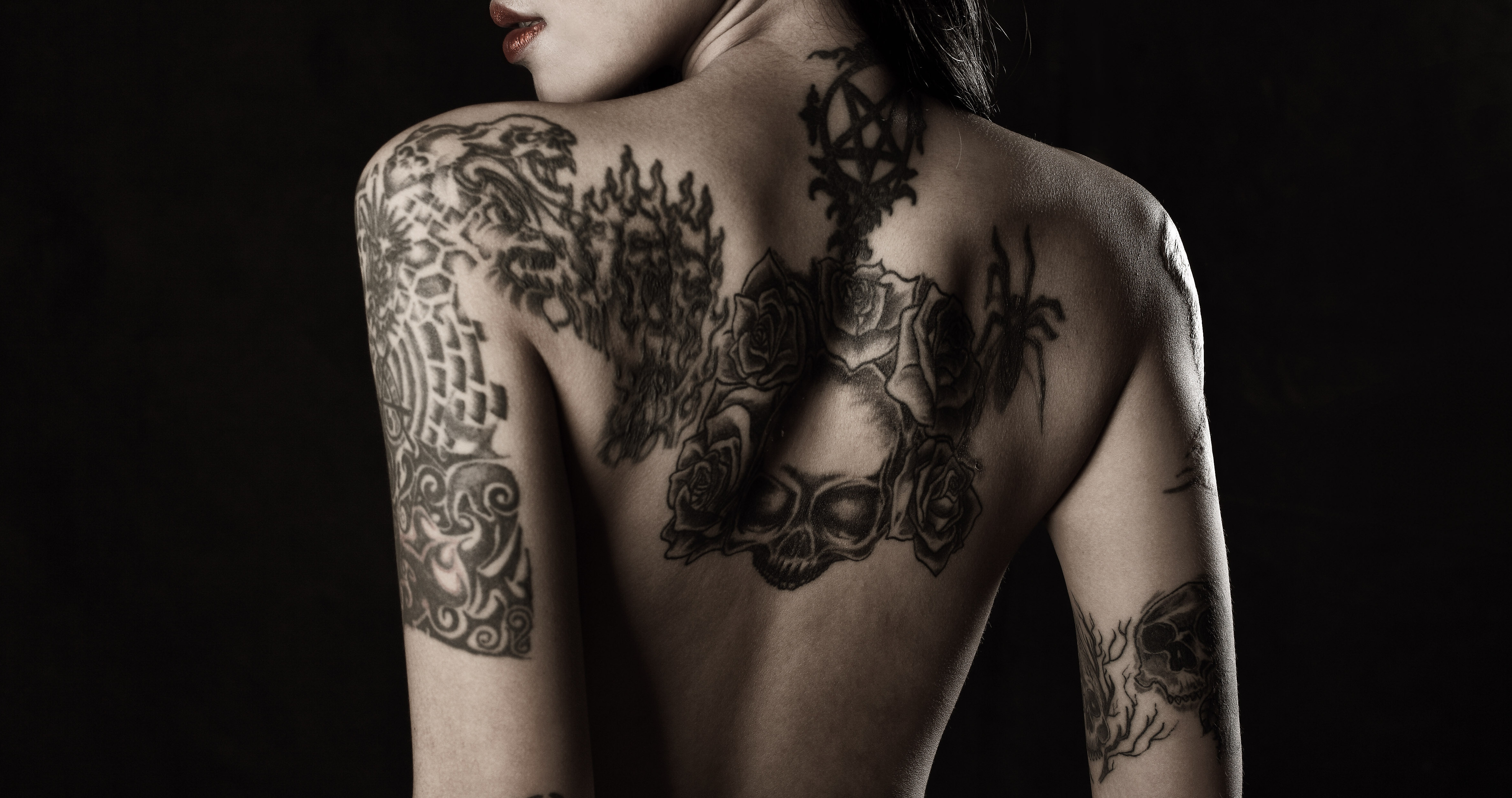 Zastaki.com - Девушка с татуировками на руках и спине