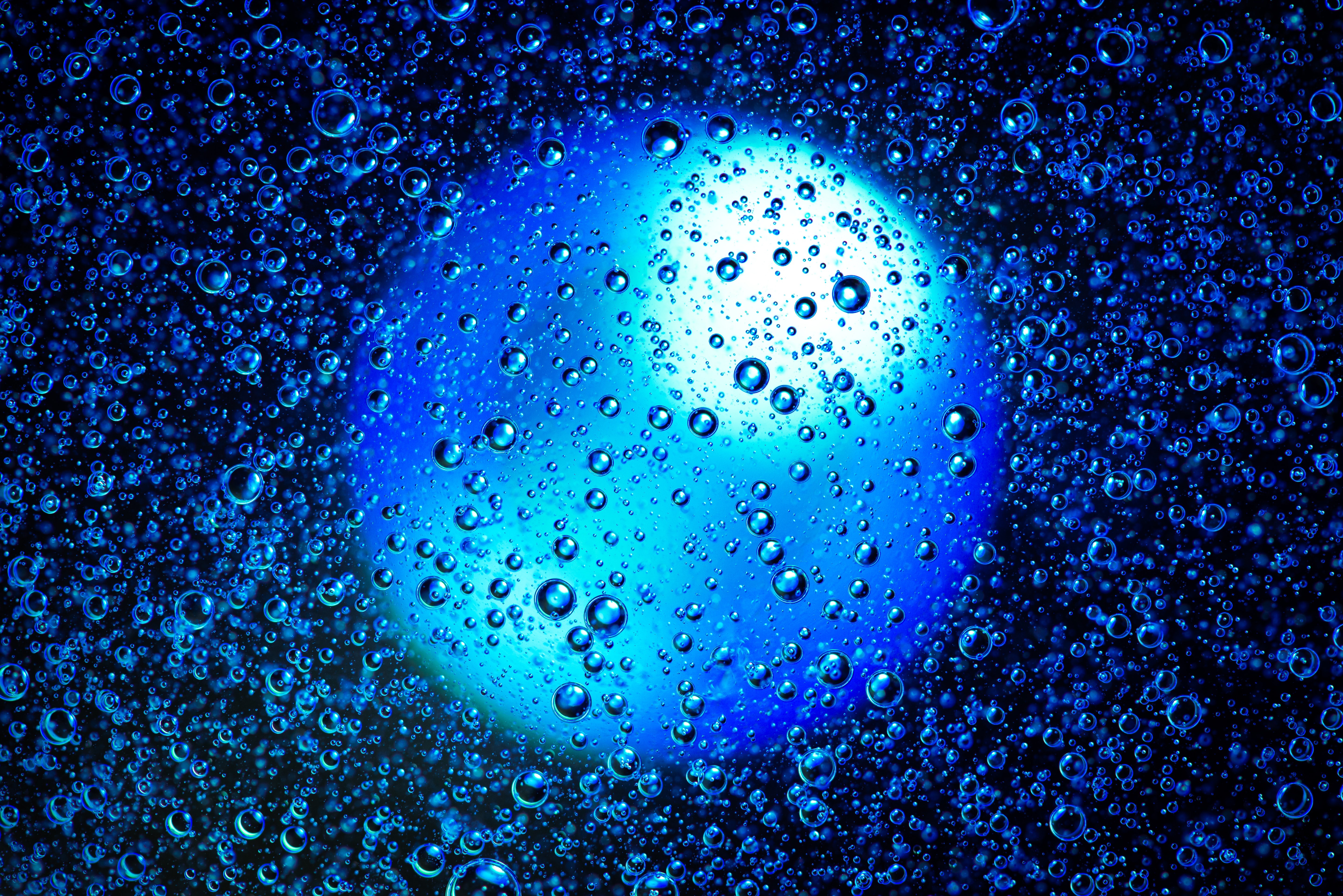 Zastaki.com - Круглый голубой шар в воде с пузырями