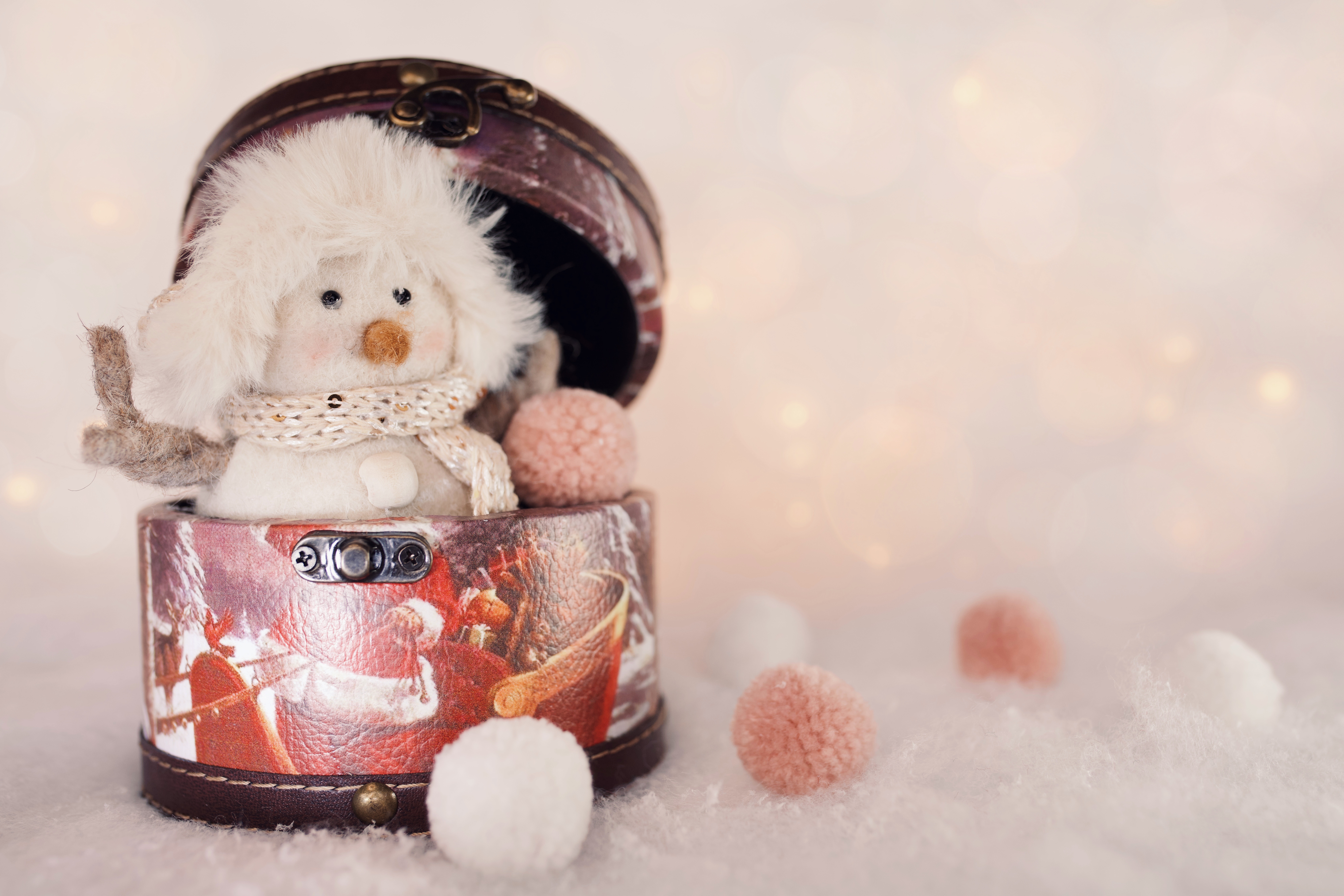 Zastaki.com - Маленький снеговик сидит в шкатулке 