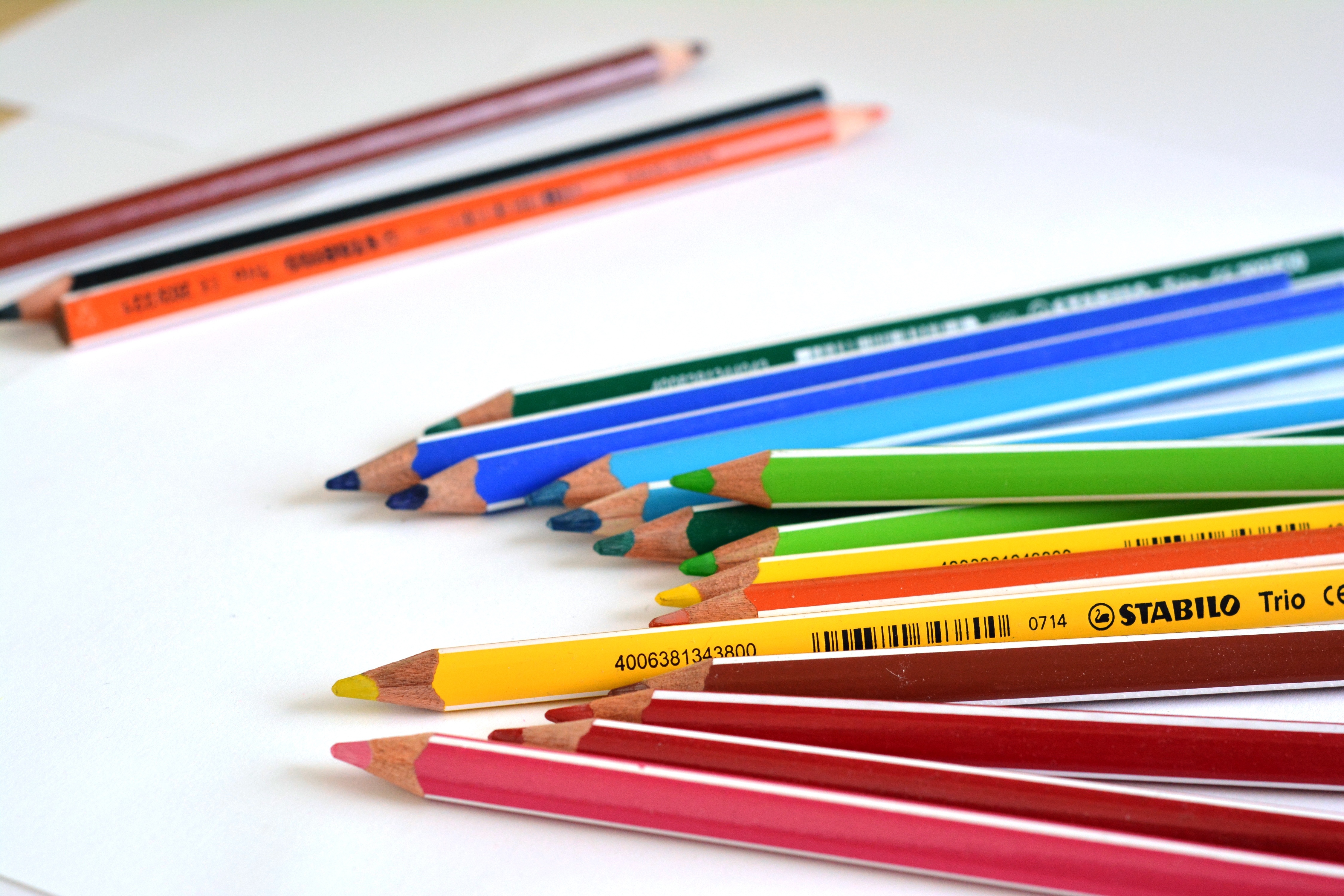 Zastaki.com - Разноцветные карандаши на белом столе 