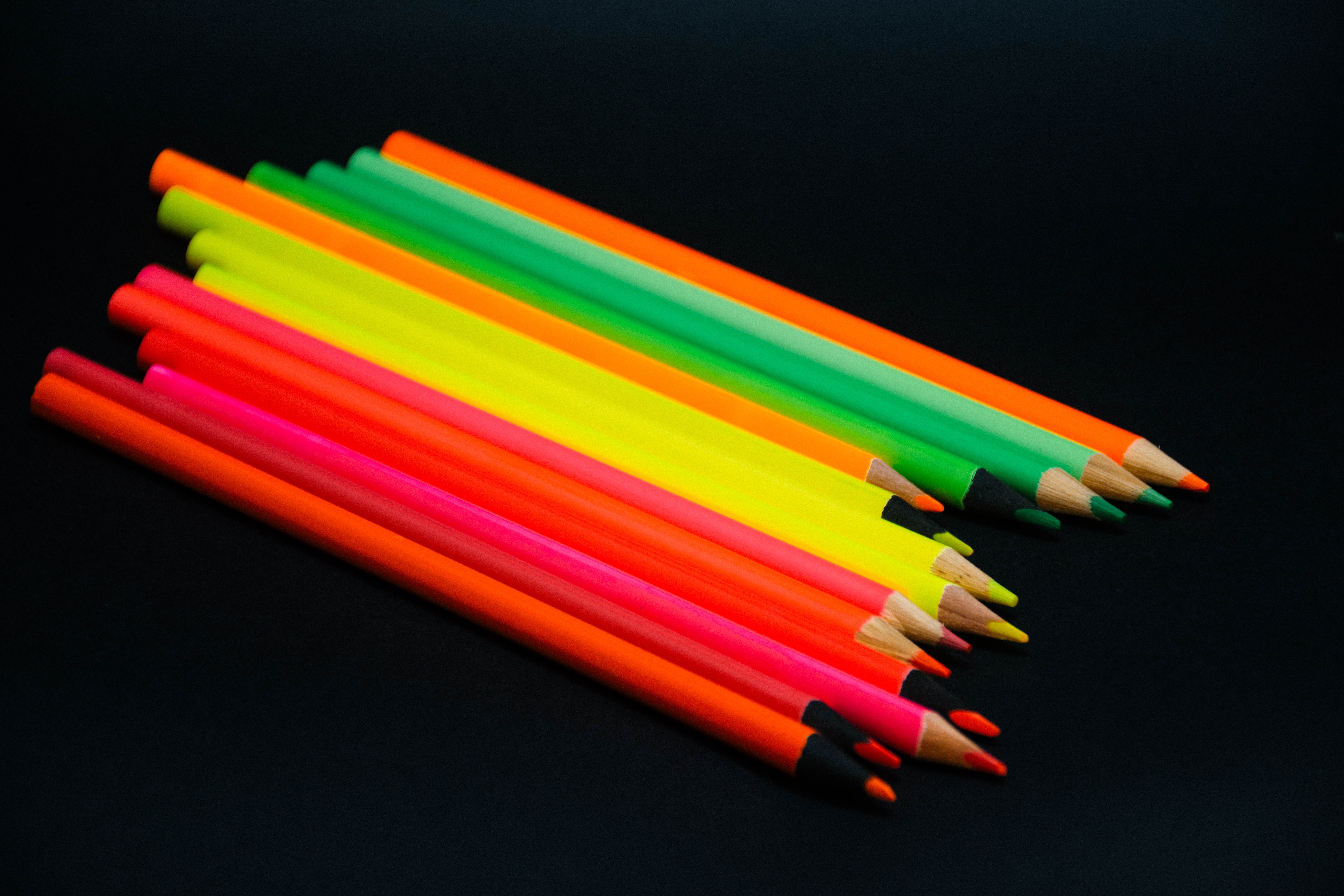 Цветные карандаши в пенале. Карандаши цветные черные. Цветные карандаши на черном фоне. Карандаш многоцветный. Разноцветный карандаш в одном.