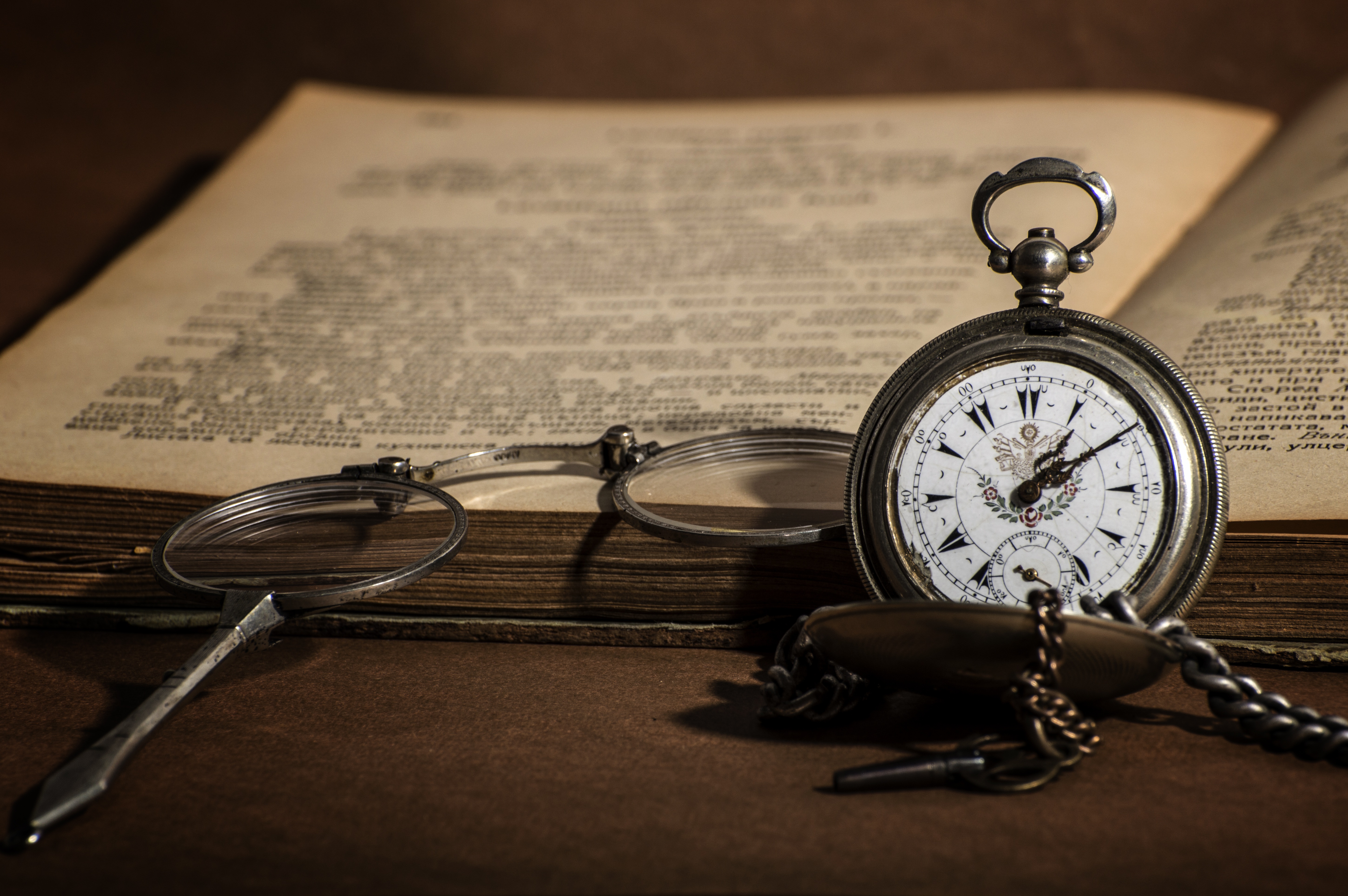 Часы лежат на столе. Старинные часы. Старинные карманные часы. Старинные карманные часы на столе. Книга и часы.