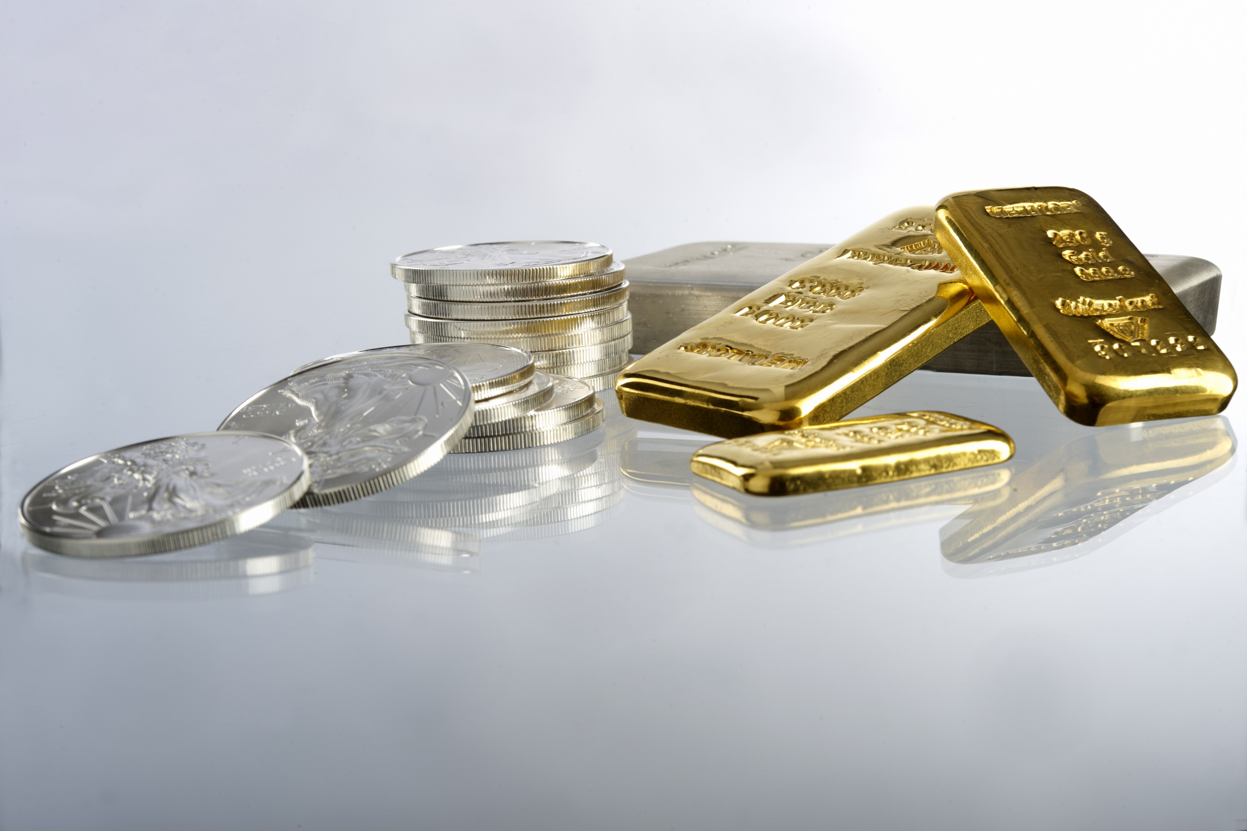 Zastaki.com - Золотые слитки золота и монеты на белом фоне