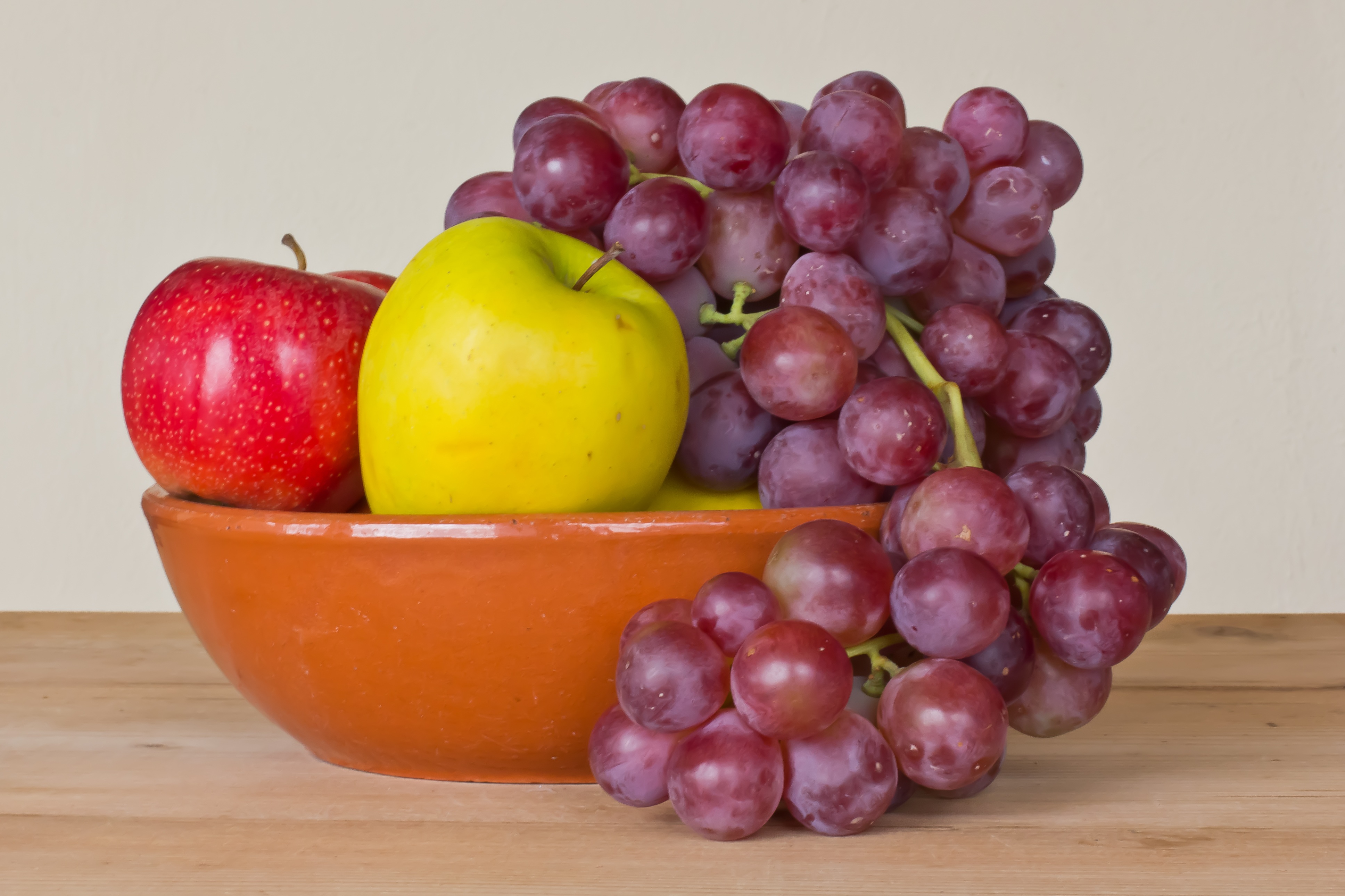 Виноград яблоко купить. Виноград и яблоки. Фрукты фото. Фрукты яблоки виноград. Виноград на столе яблоки.