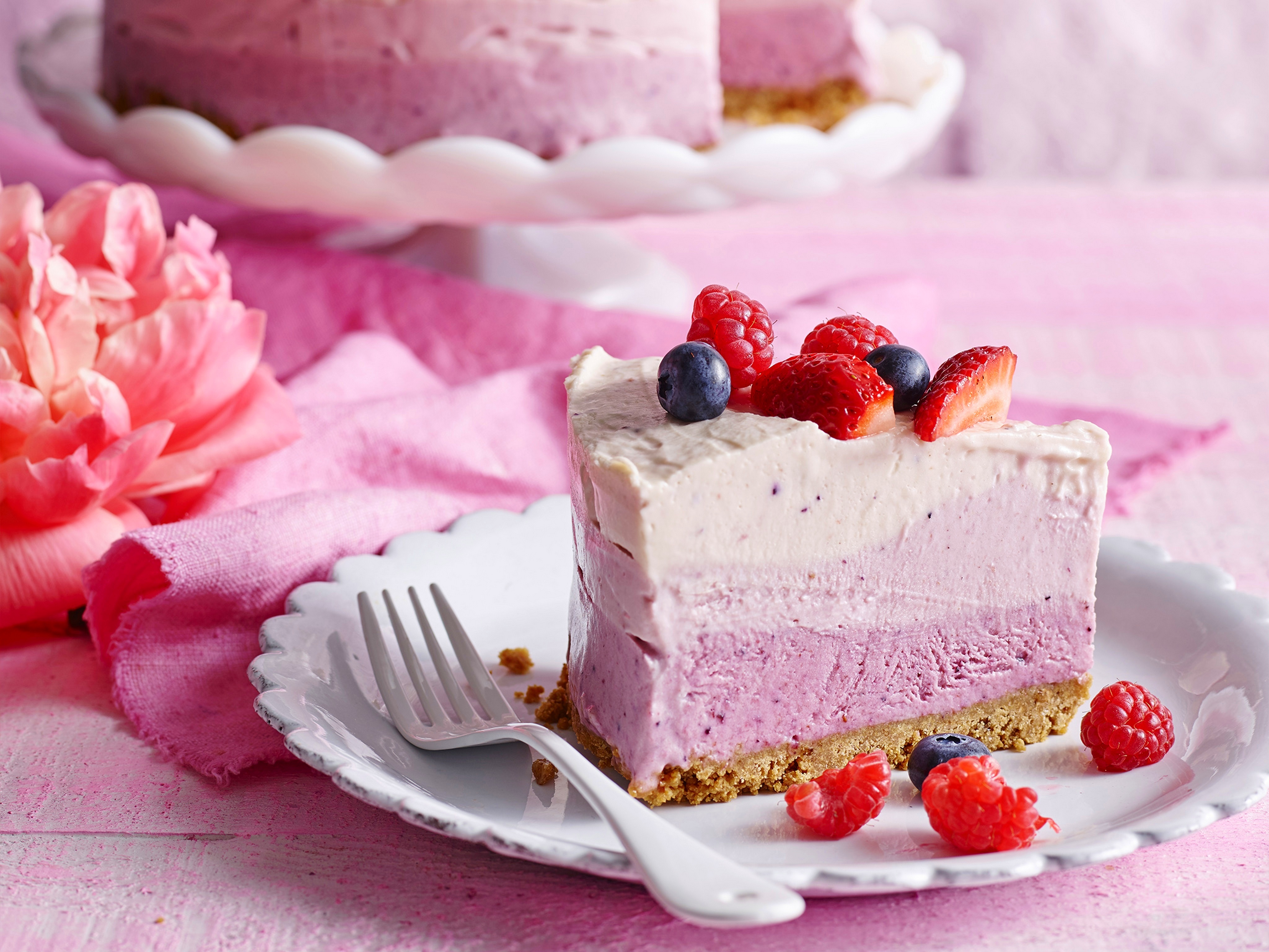 Нежные сладости. Муссовый торт малиновый пломбир. Торт мусс Ледяная ягода. Торт йогуртовый малиновый. Красивые пирожные.