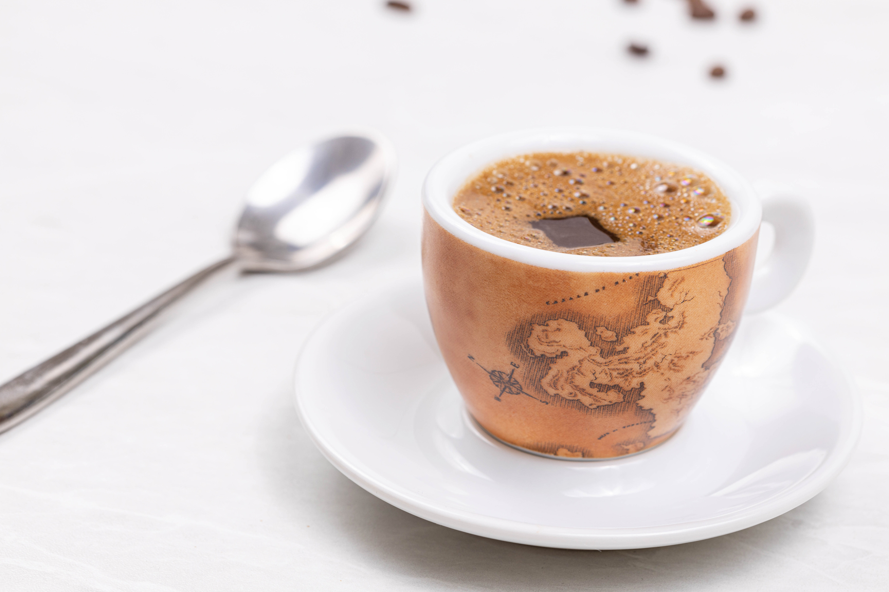 Zastaki.com - Чашка горячего кофе на столе с ложкой
