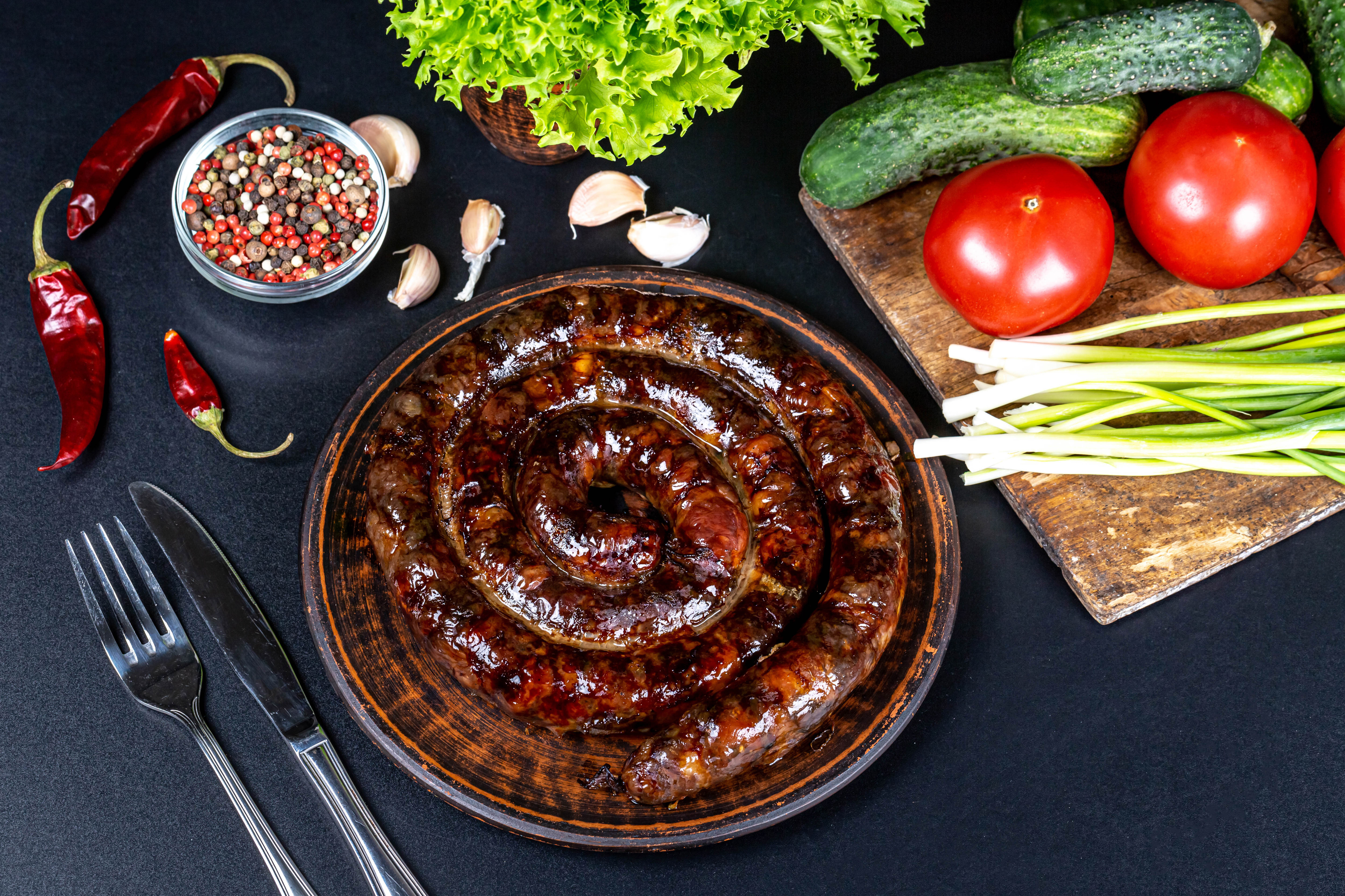 Zastaki.com - Аппетитная домашняя колбаса на столе со специями и овощами