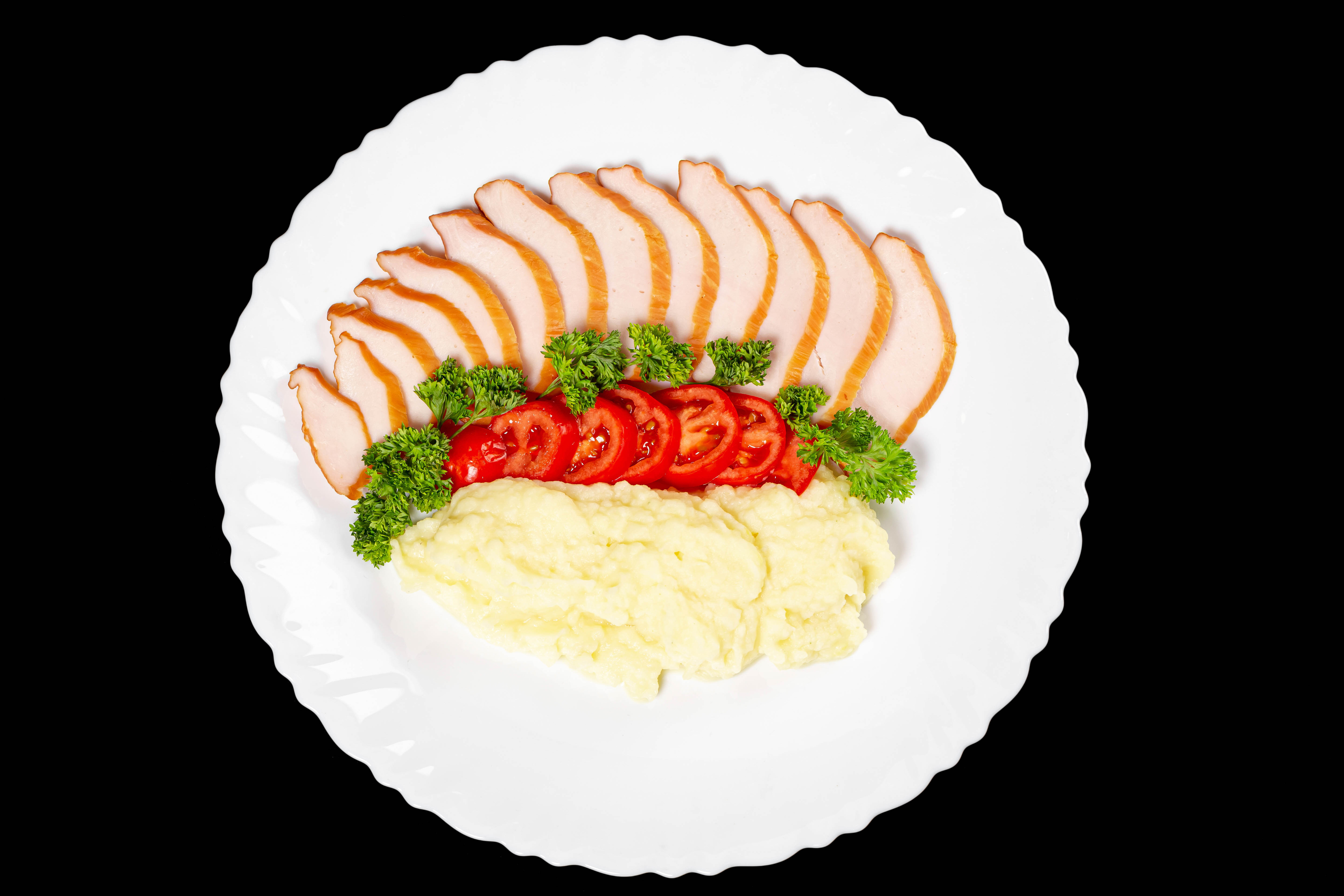 Zastaki.com - Ветчина на большой белой тарелке с картофелем и помидорами