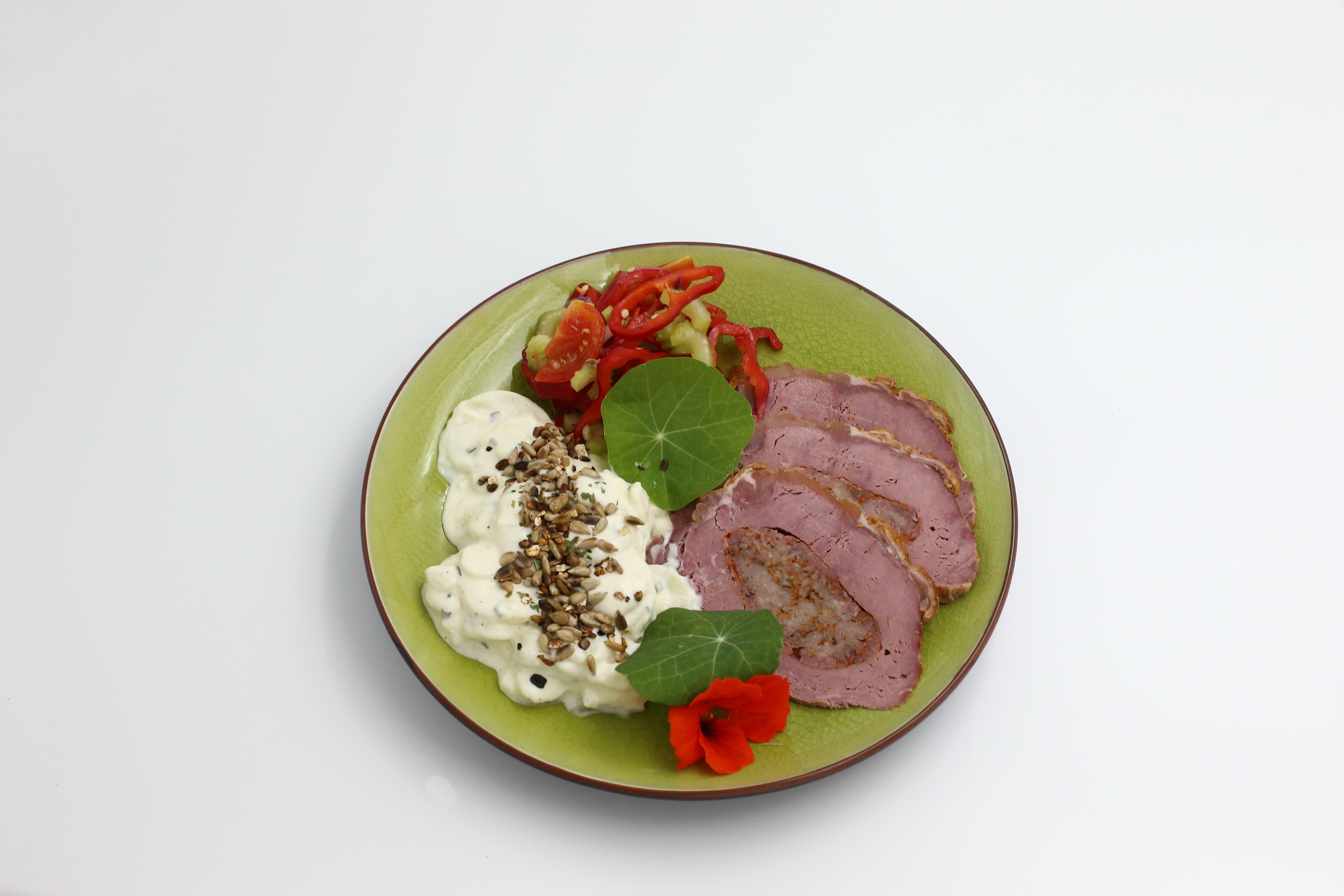 Zastaki.com - Мясо с соусом и овощами на тарелке на сером фоне