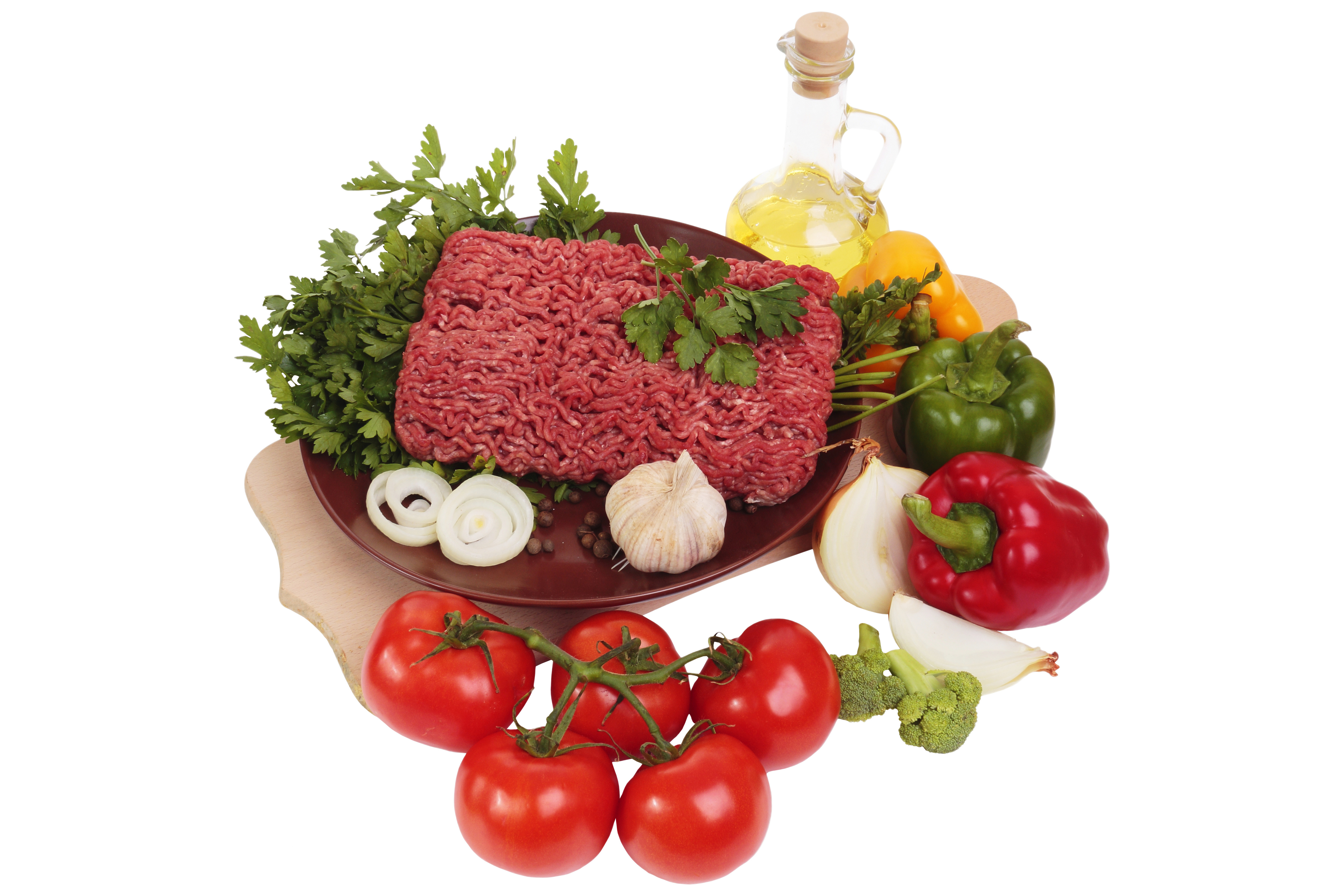 Zastaki.com - Мясной фарш на белом фоне с овощами и зеленью