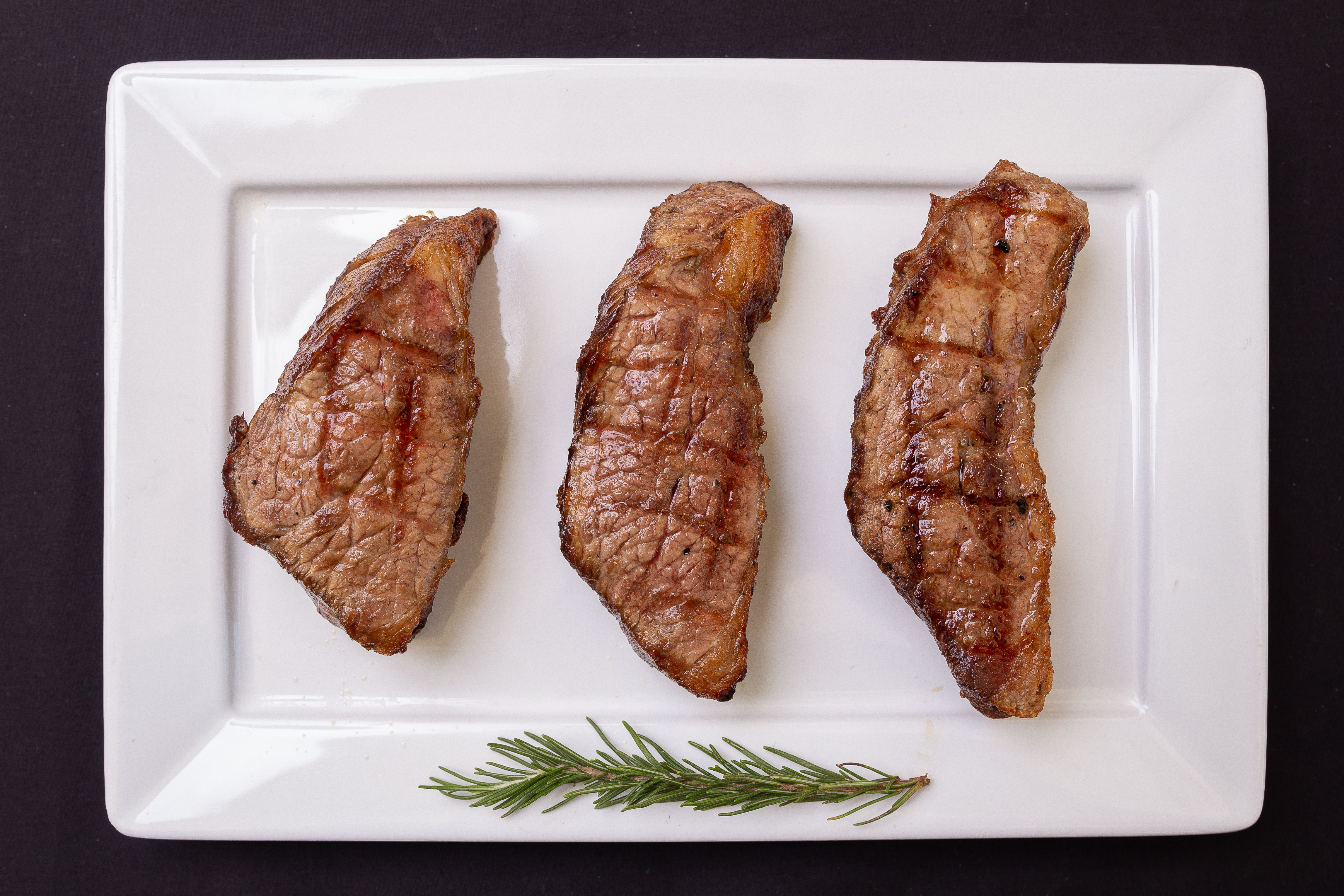 Zastaki.com - Три куска жареного мяса на большой белой тарелке