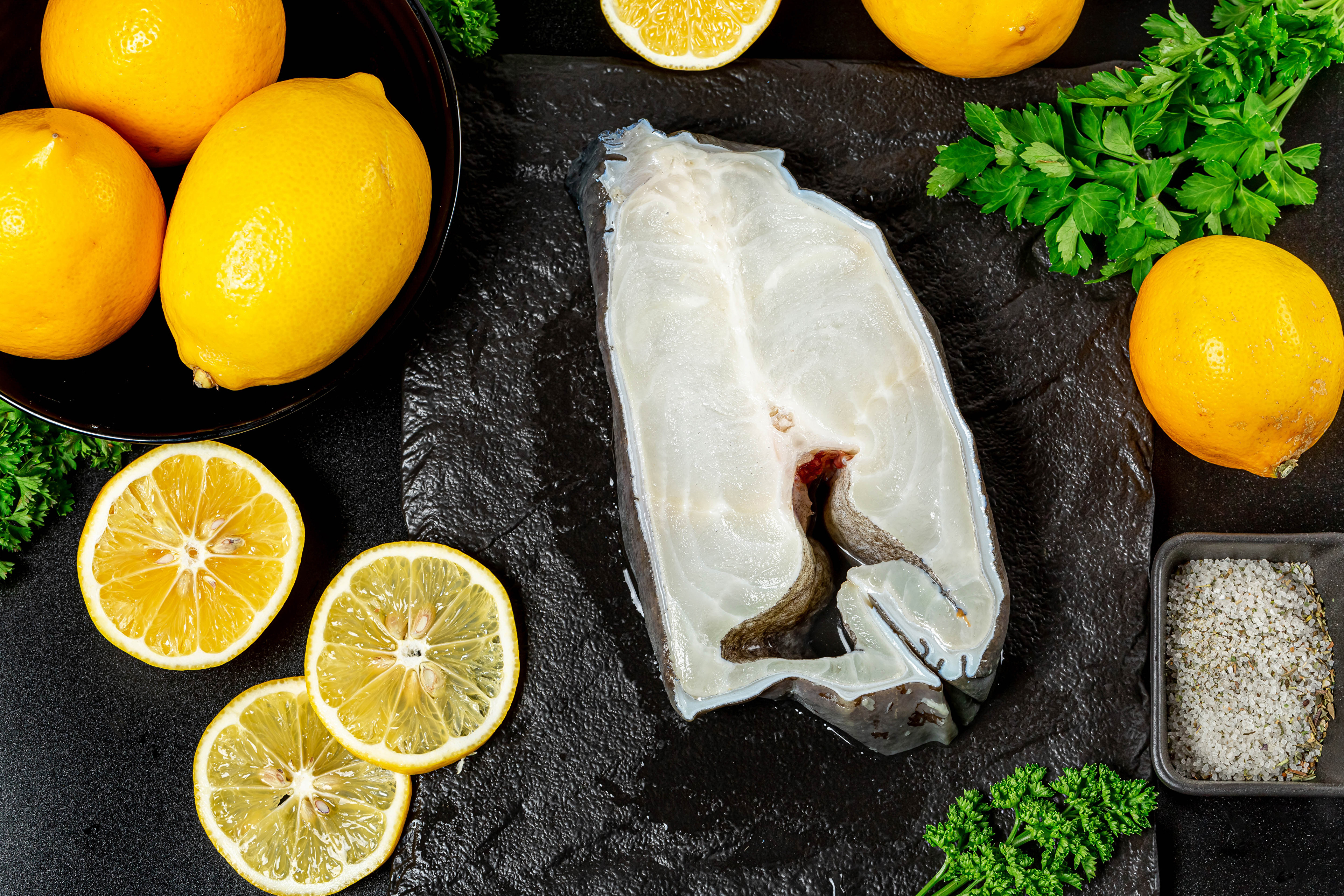 Zastaki.com - Кусок рыбы с лимоном и петрушкой 