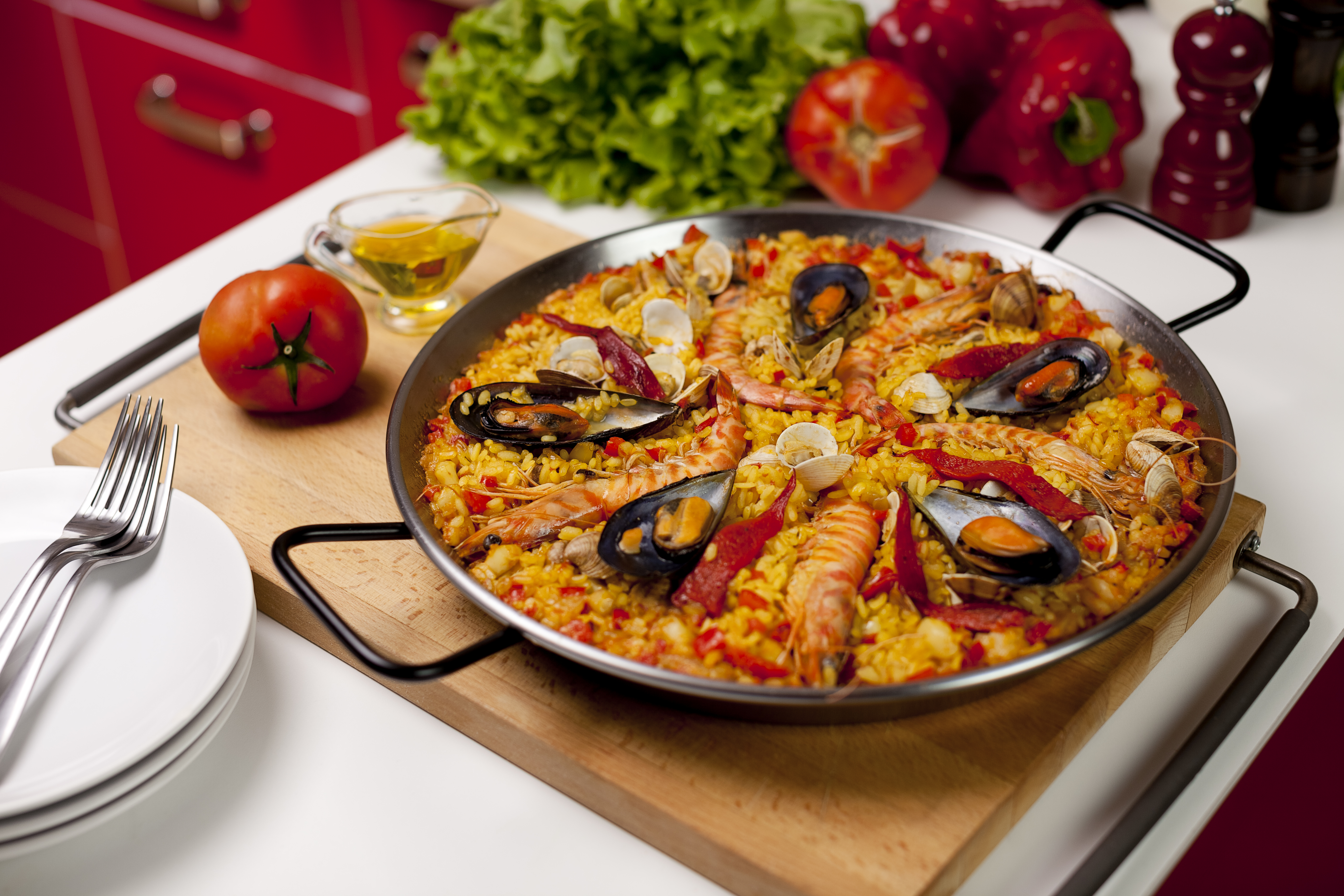 Какое вкусное блюдо. Испанская кухня паэлья. Валенсийская паэлья. Валенсийская паэлья с морепродуктами. Паэлья, хамон, тапас.