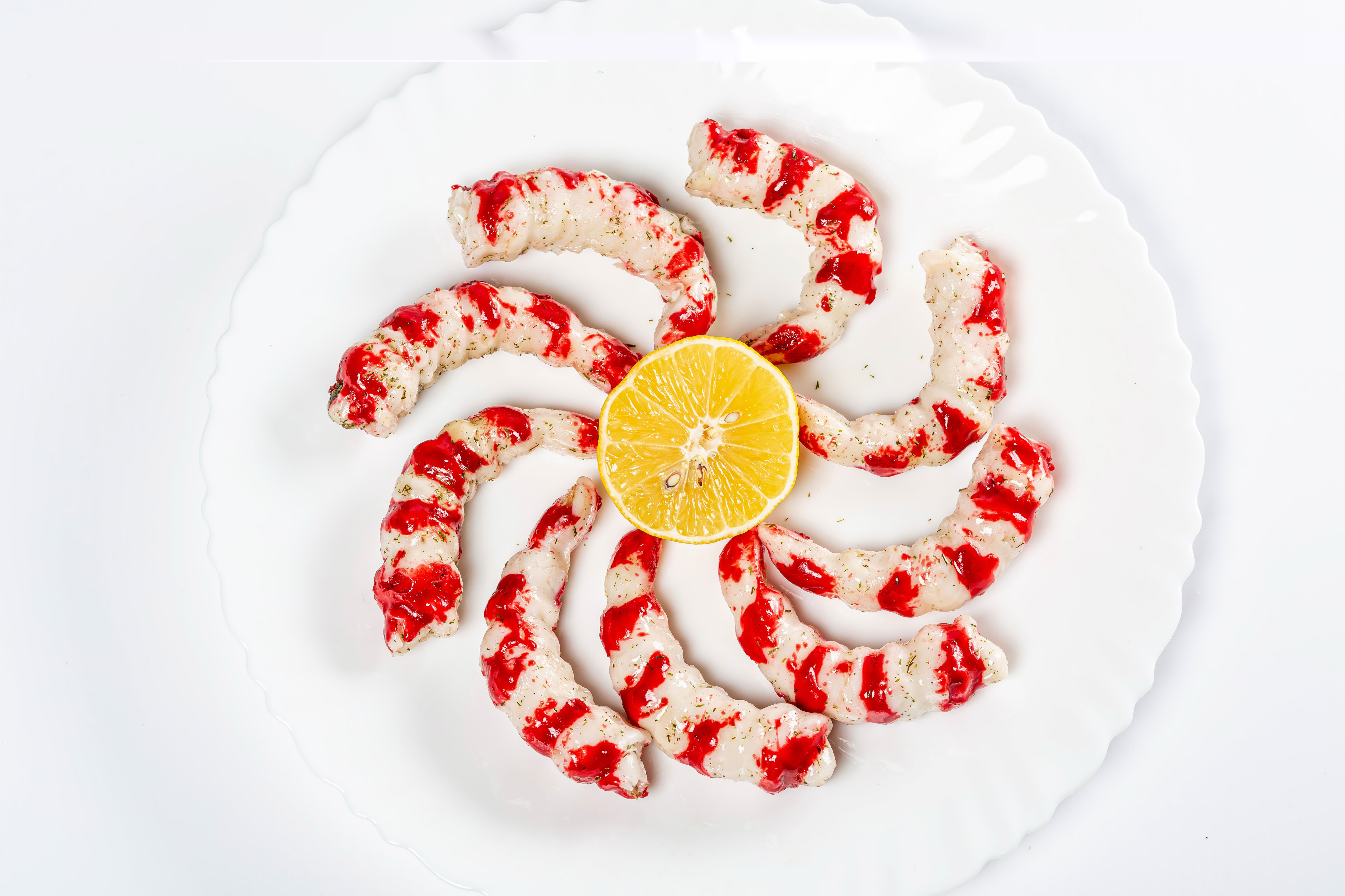 Zastaki.com - Тигровые креветки на тарелке с лимоном на белом фоне 