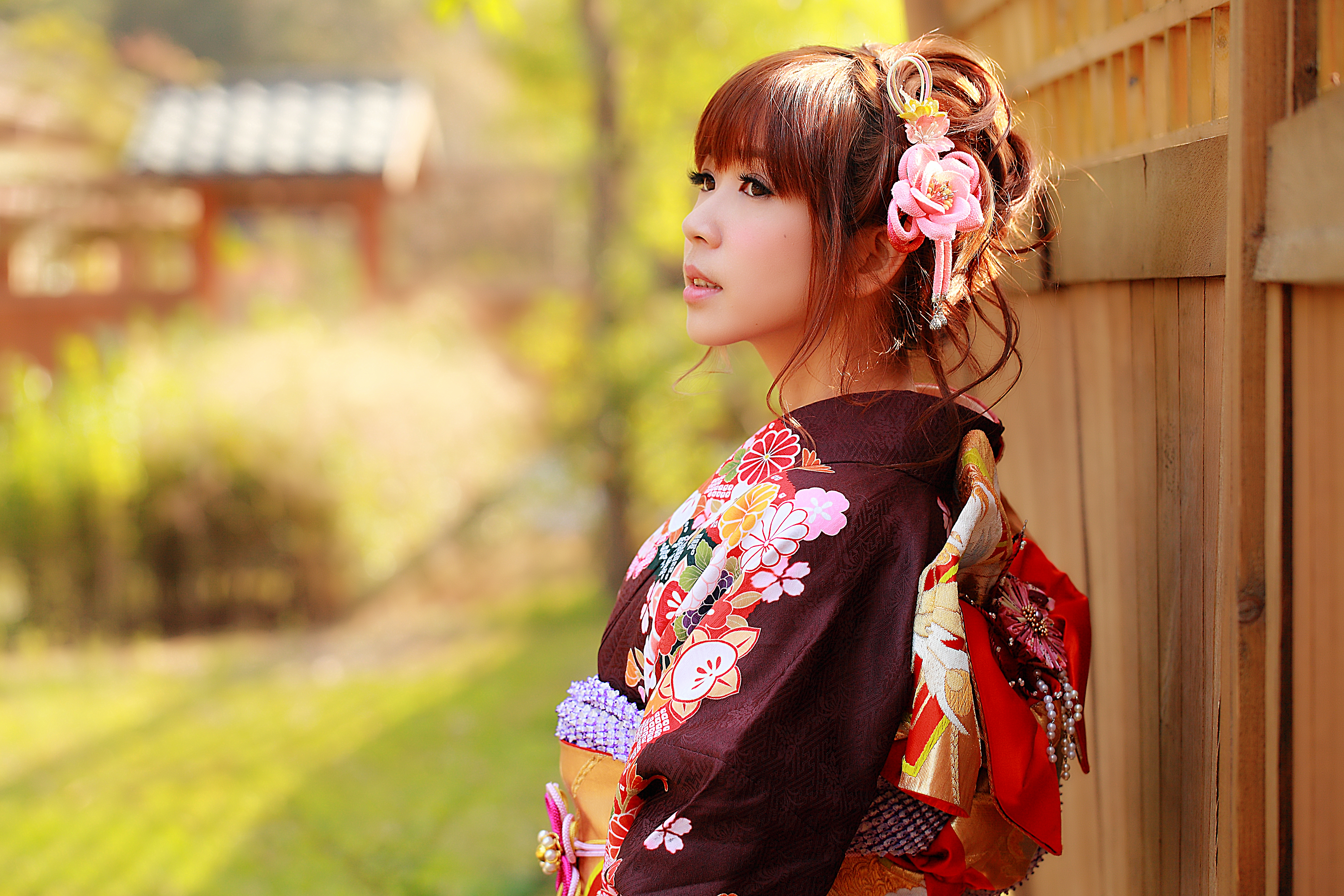 Zastaki.com - Девушка азиатка в кимоно стоит у забора 