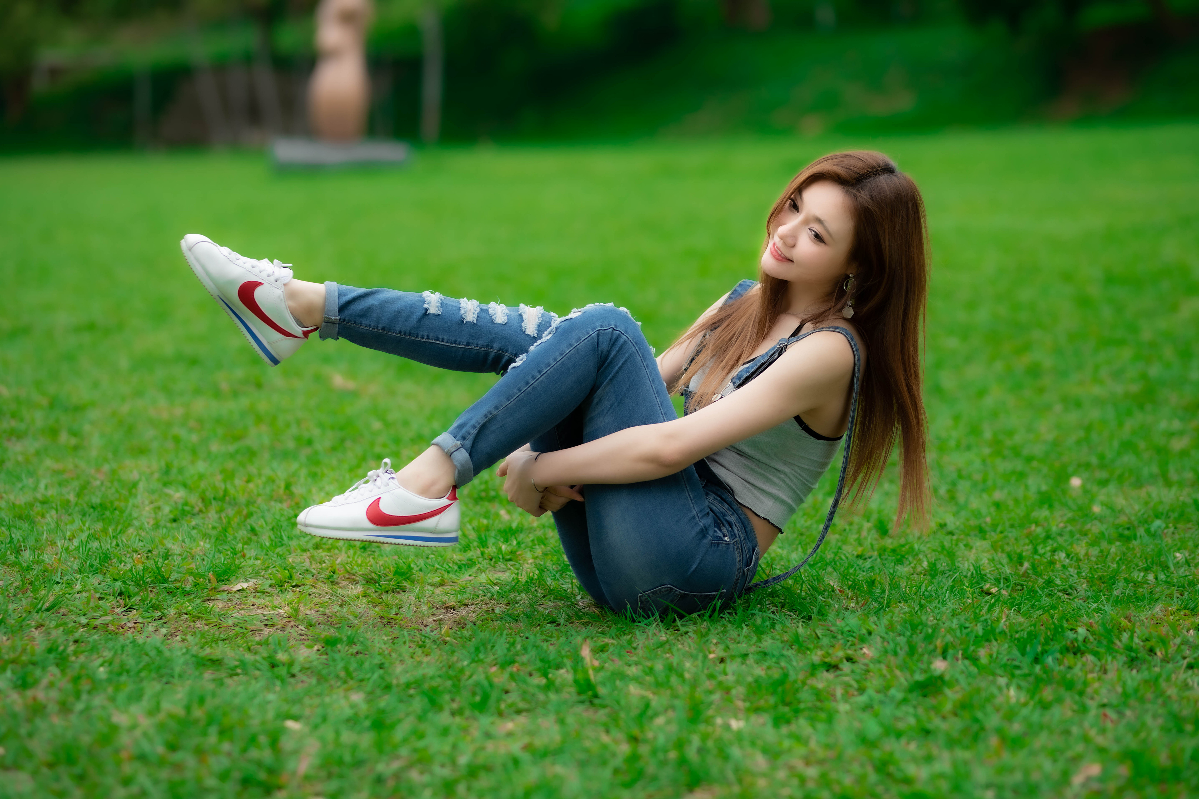 Zastaki.com - Девушка азиатка лежит в парке на траве